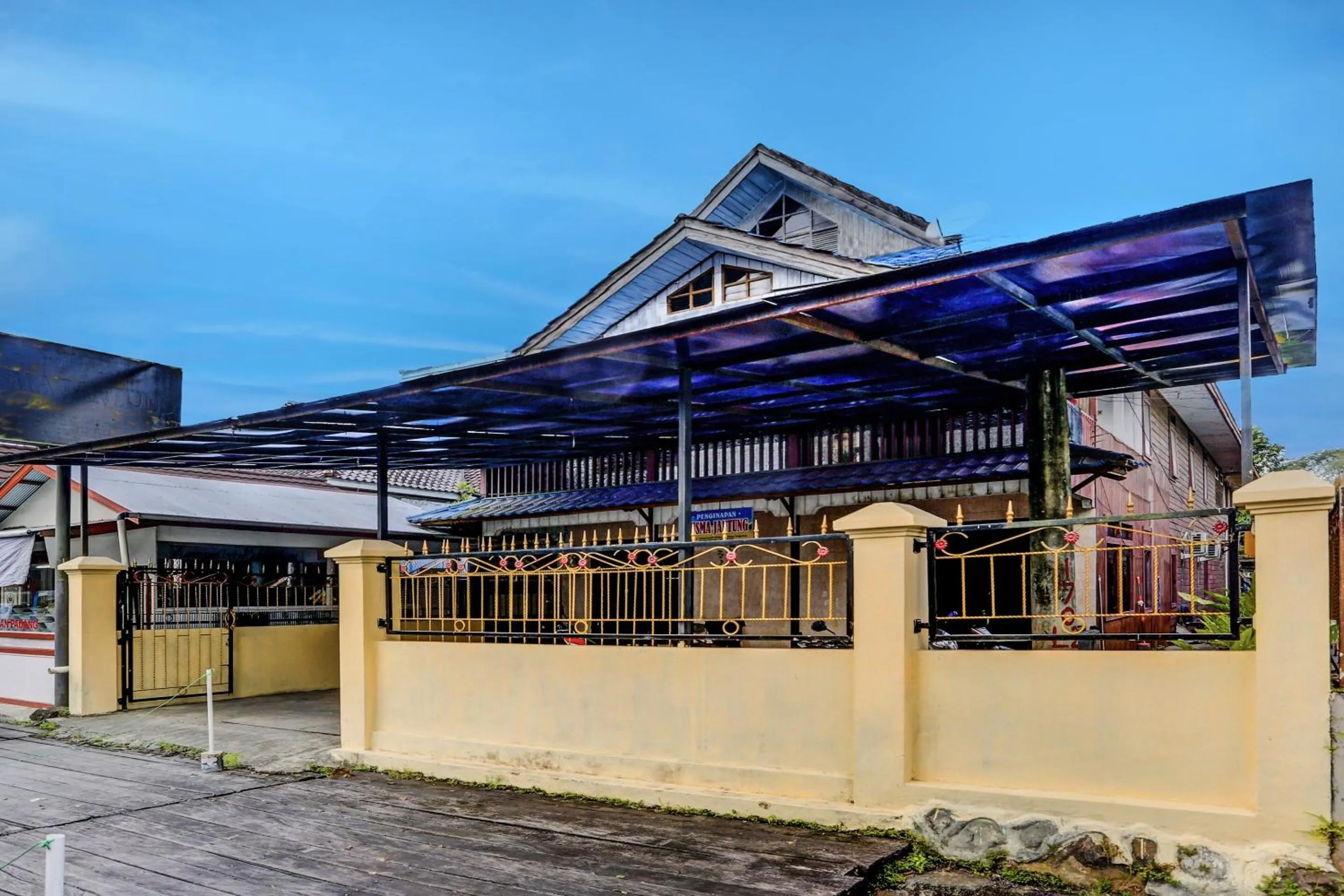 Facade/entrance in SPOT ON 92529 Penginapan Wisma Bintang Syariah Near MTs Al Ma'arif Kota Bangun