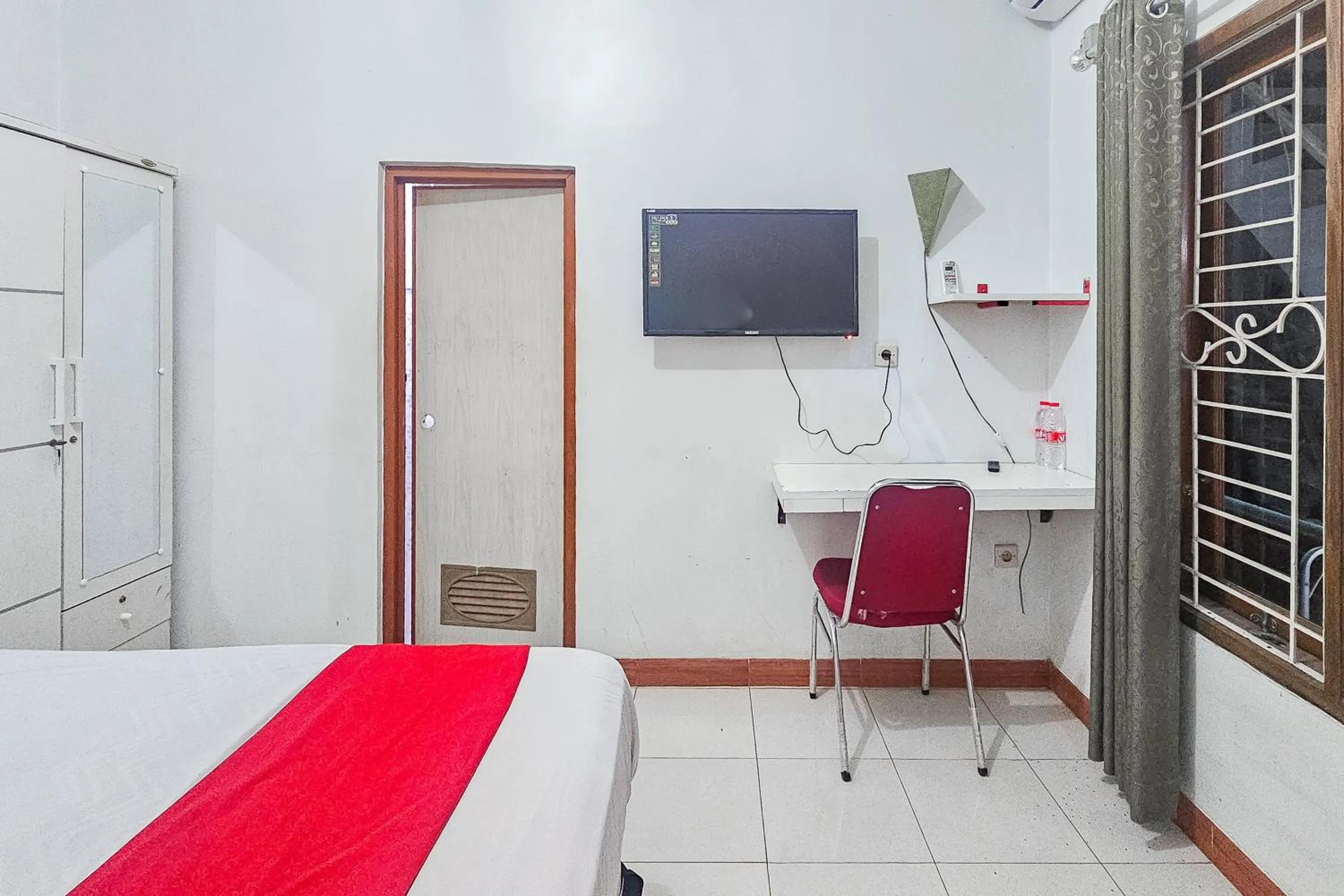 Bedroom, Bed in RedDoorz Syariah near Sukabumi Station