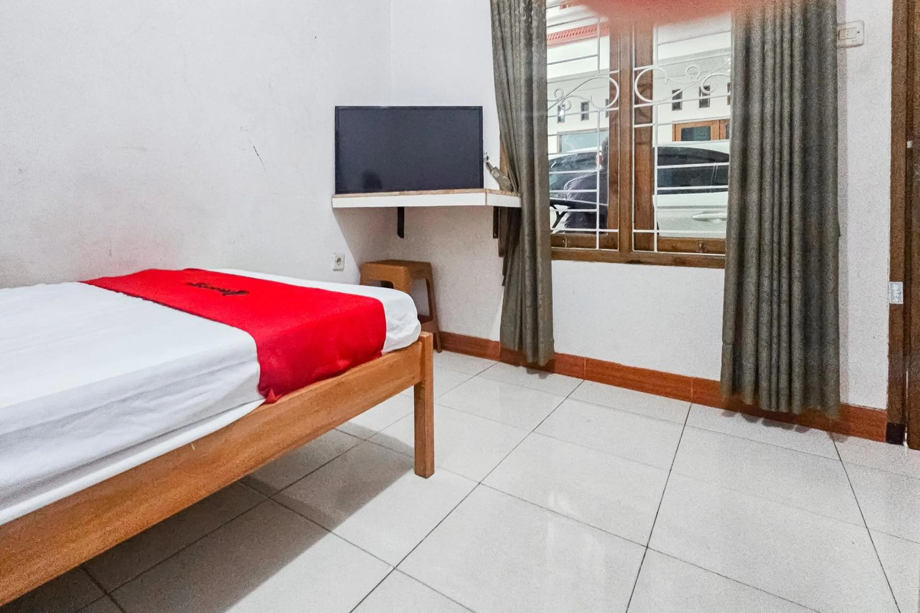Bedroom, Bed in RedDoorz Syariah near Sukabumi Station