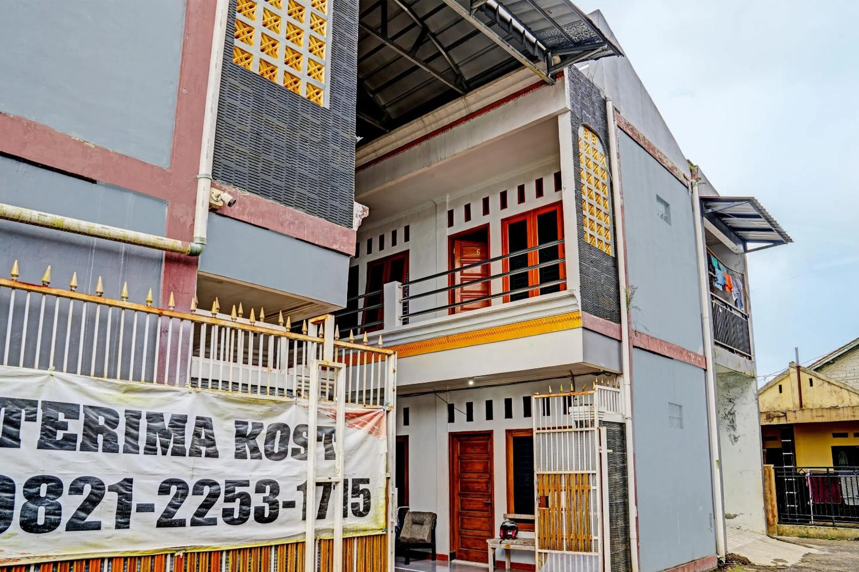 Facade/entrance in Hotel O Penginapan Hj Lilis Syariah