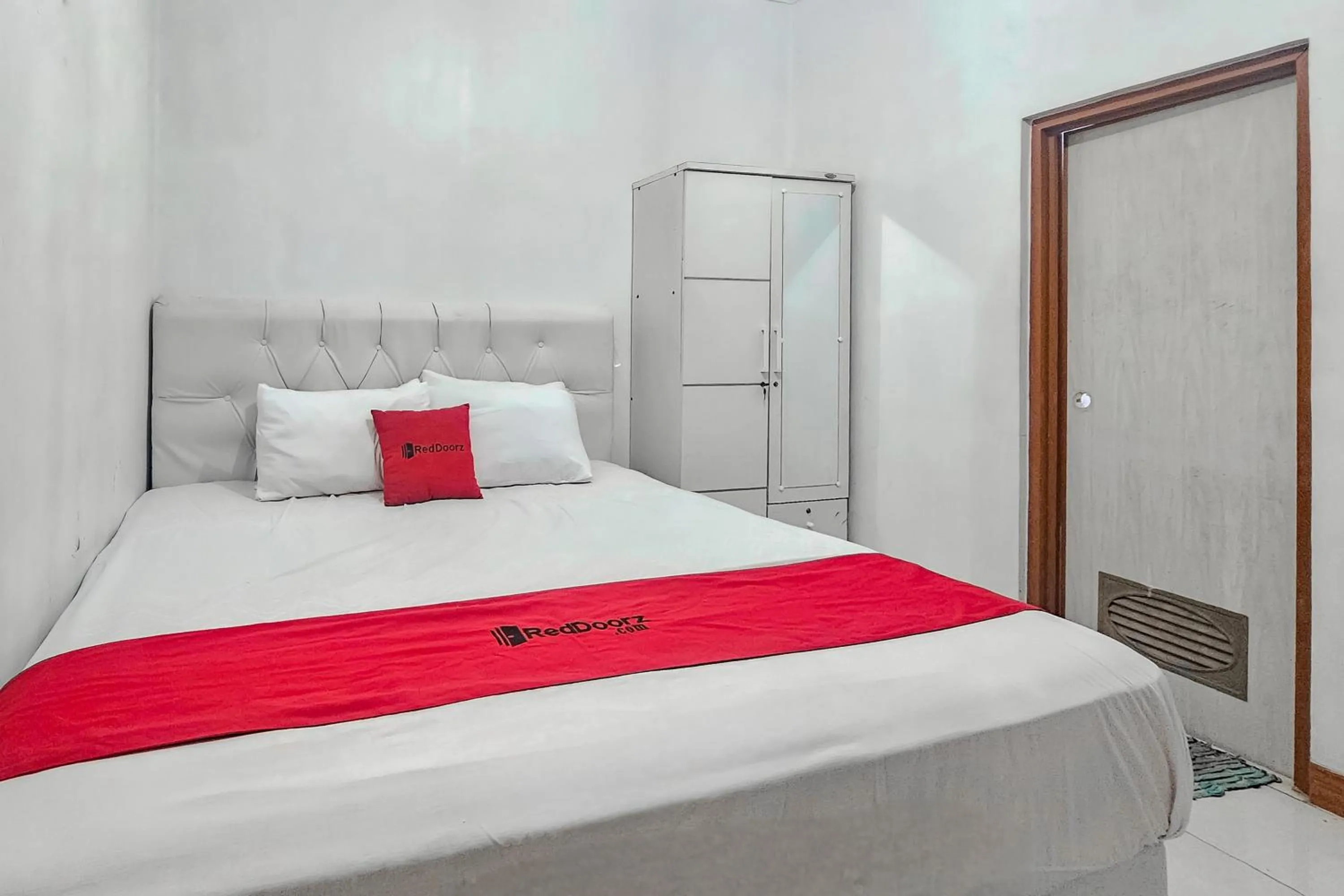 Bedroom, Bed in RedDoorz Syariah near Sukabumi Station
