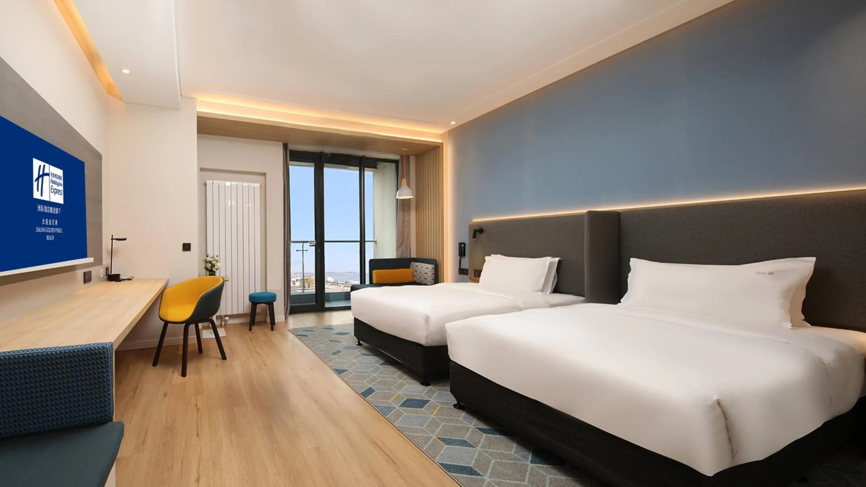 Photo of the whole room, Bed in Holiday Inn Express Dalian Golden Pebble Beach by IHG