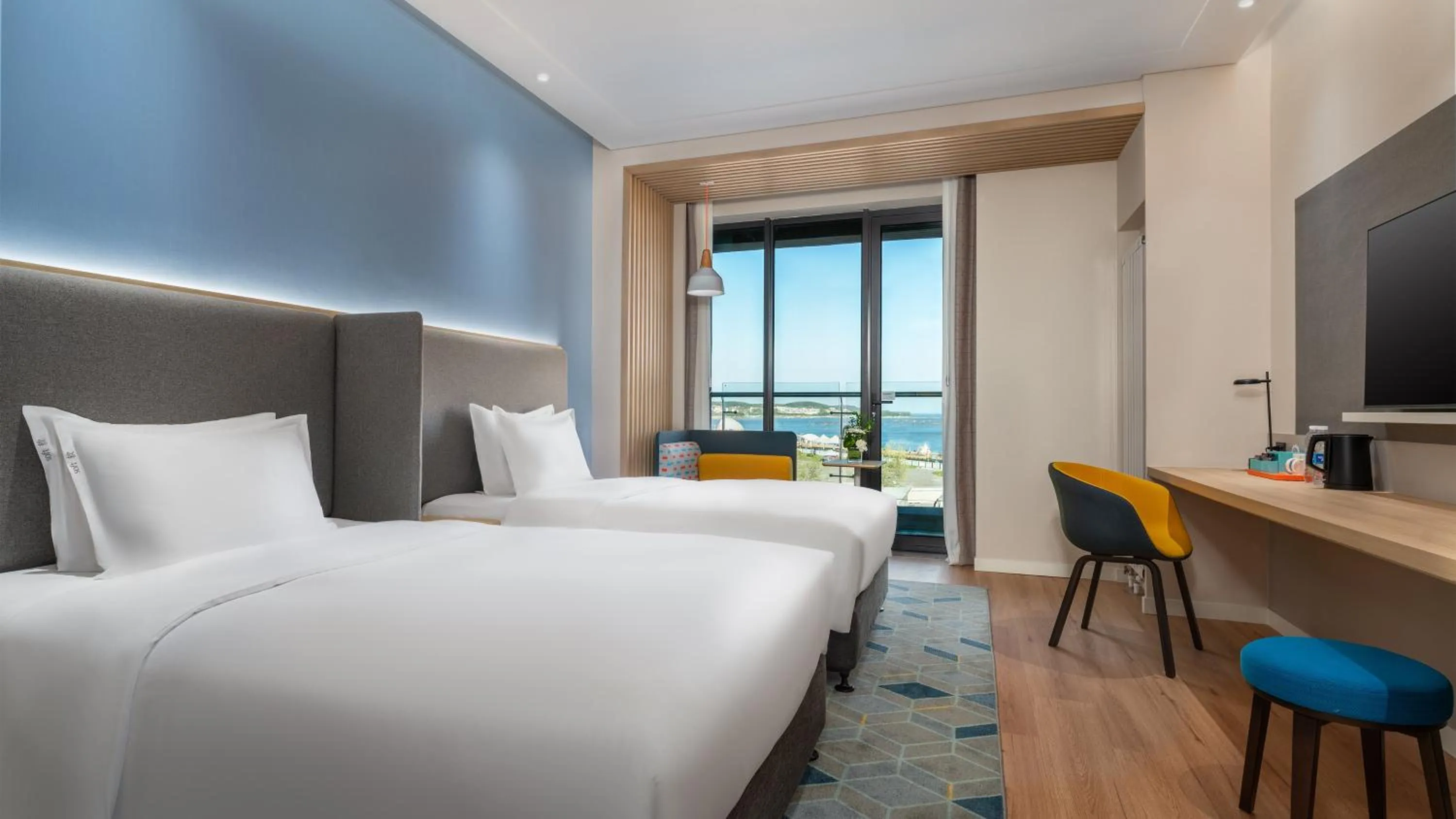 Photo of the whole room, Bed in Holiday Inn Express Dalian Golden Pebble Beach by IHG