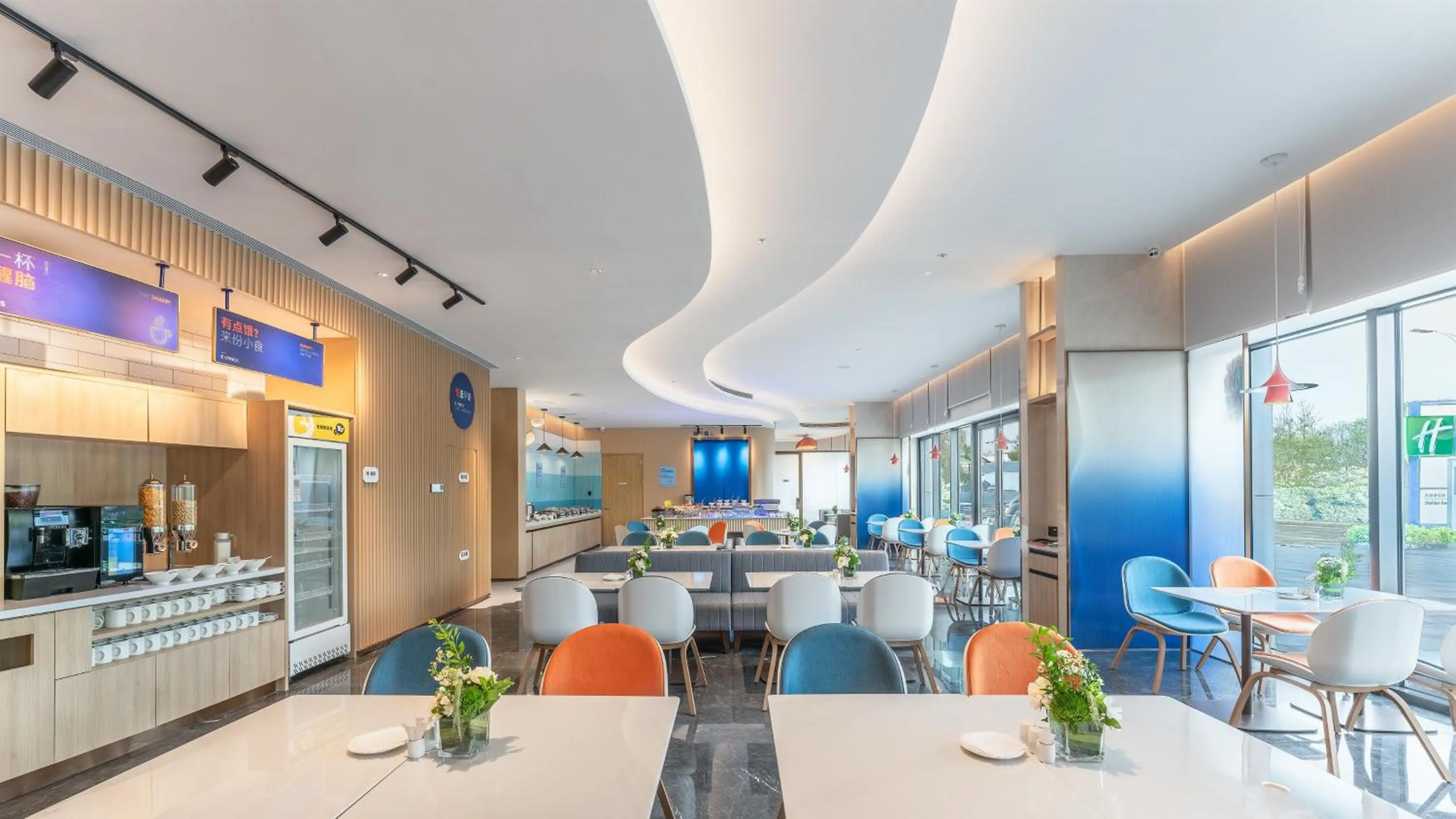 Restaurant/places to eat in Holiday Inn Express Dalian Golden Pebble Beach by IHG