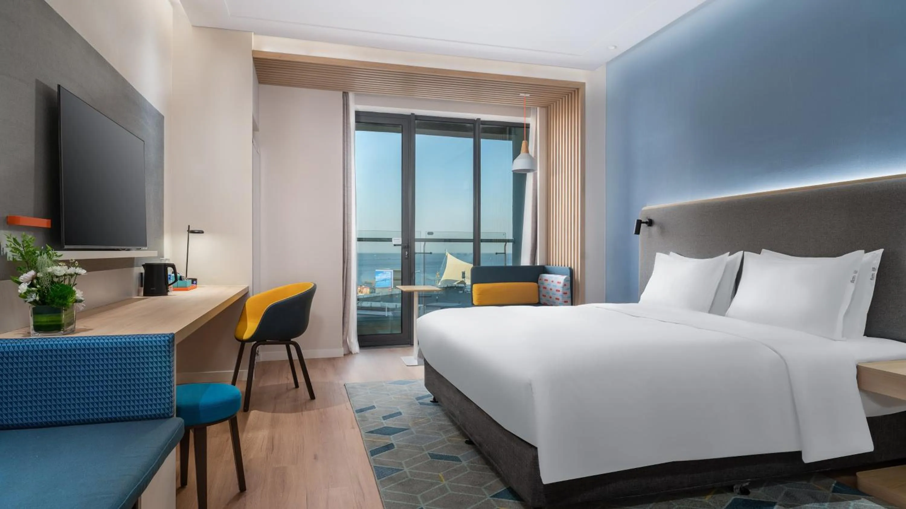 Photo of the whole room, Bed in Holiday Inn Express Dalian Golden Pebble Beach by IHG