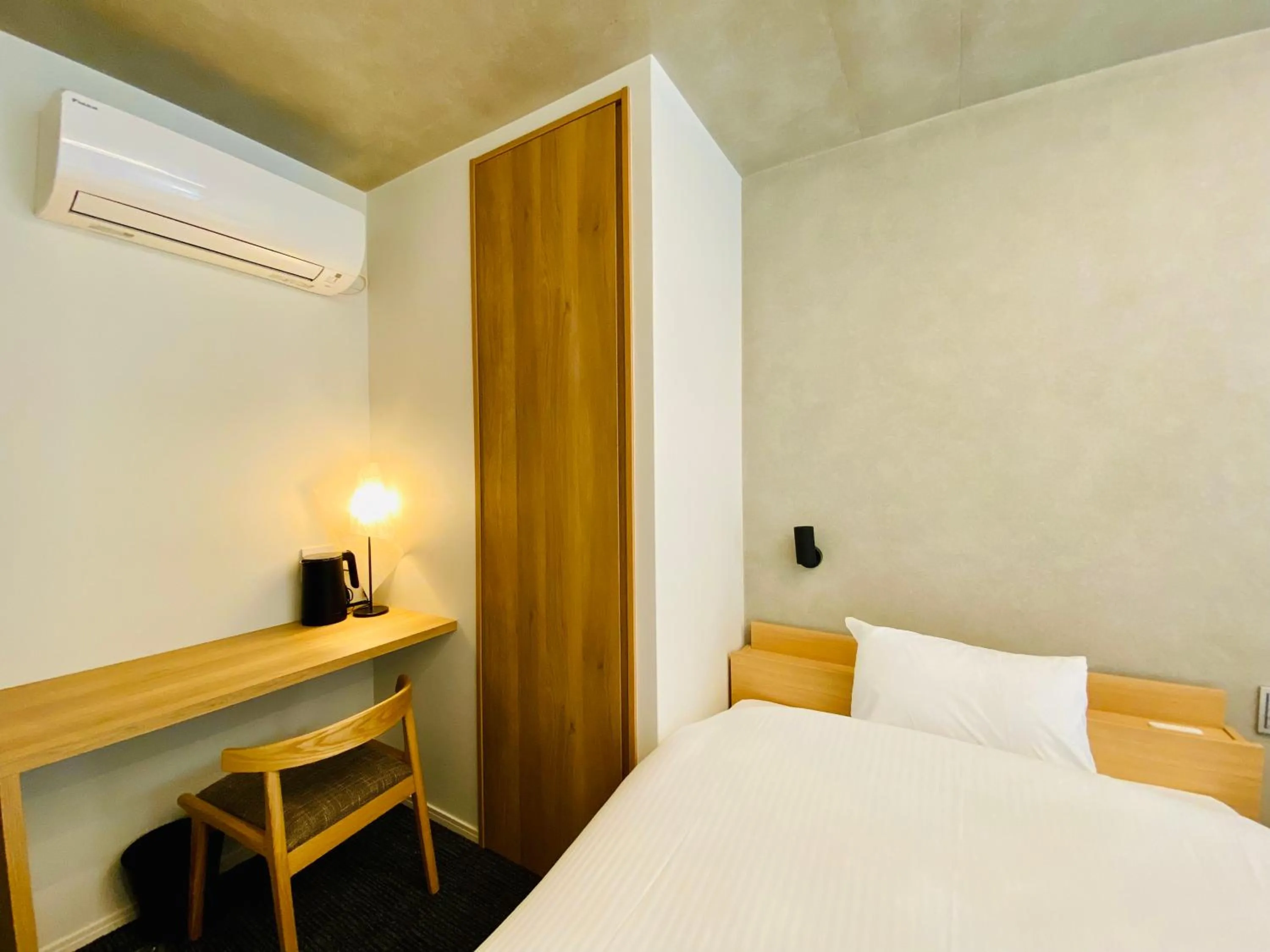 Photo of the whole room, Bed in Hotel ZIZI Horikawa Gojo