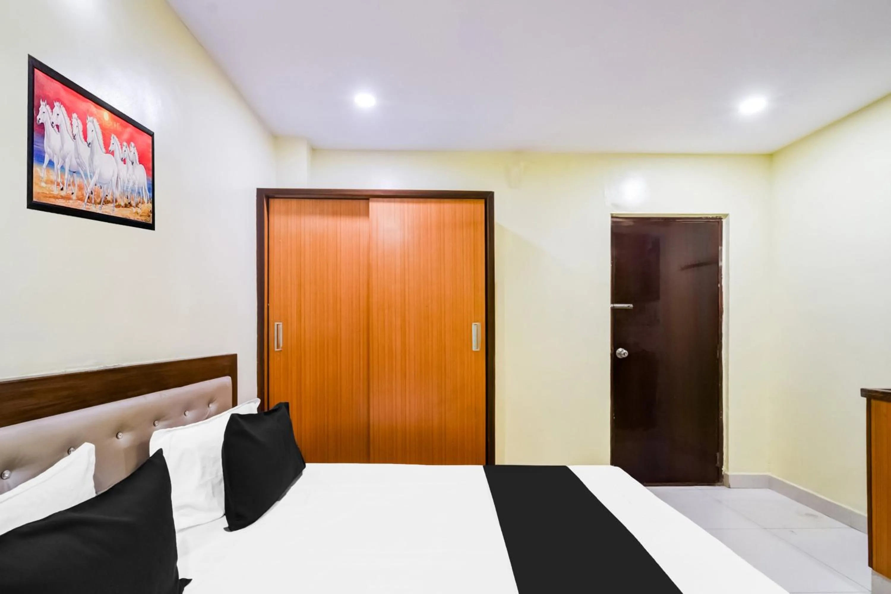 Bedroom, Bed in Hotel O Kamakshi