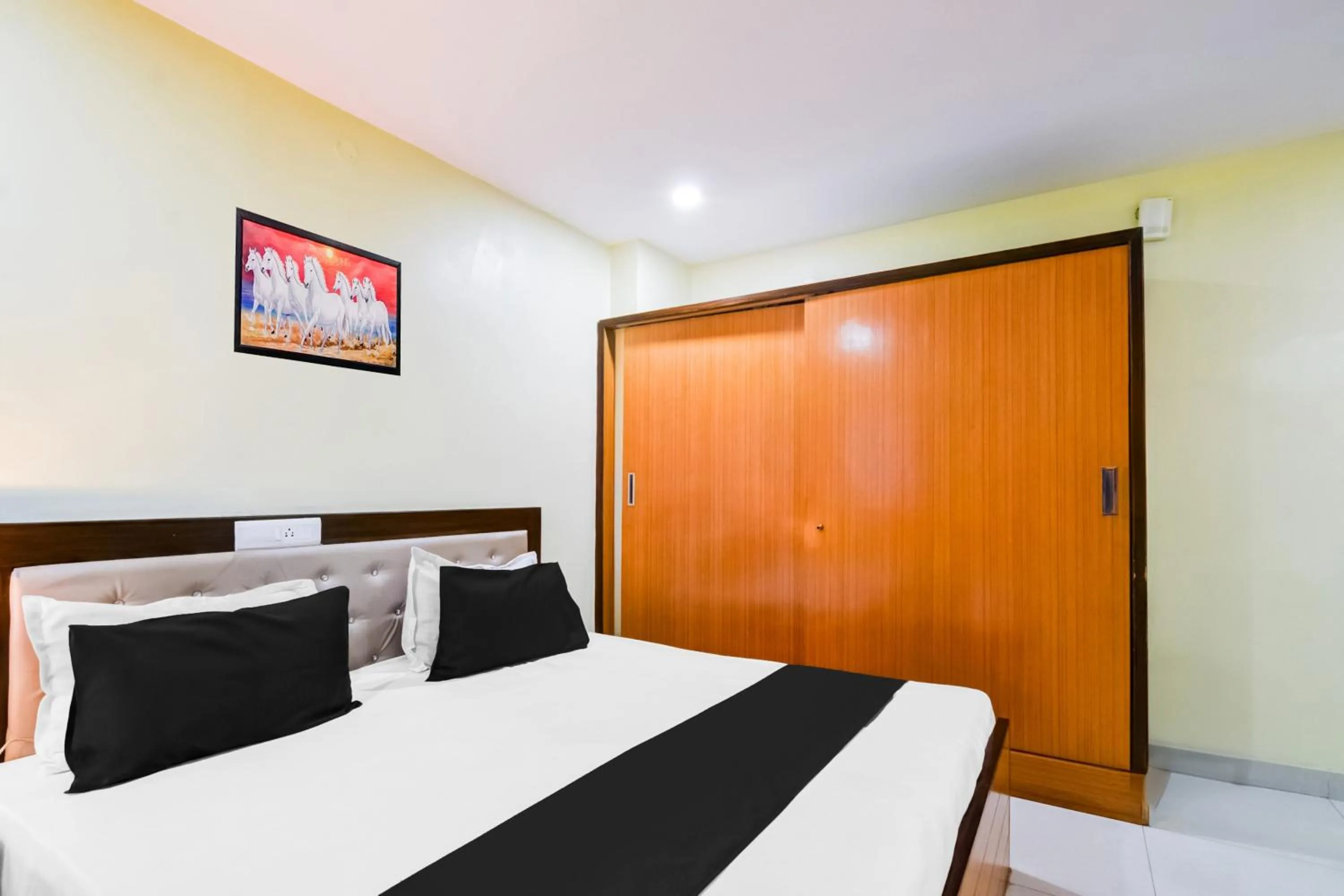 Bedroom, Bed in Hotel O Kamakshi