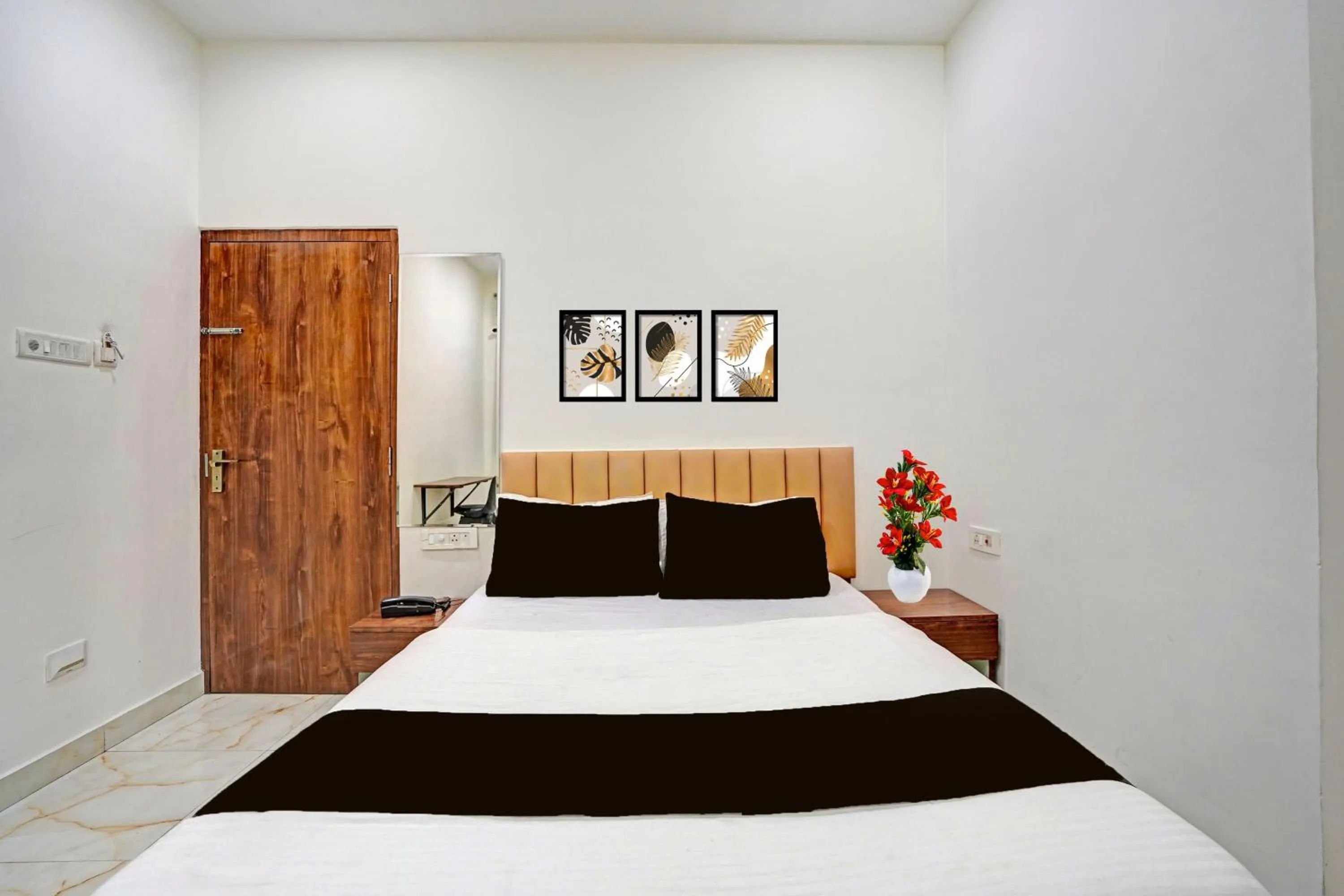 Photo of the whole room, Bed in Super Collection O Dalhousie Square Kolkata Formerly G.N Palace