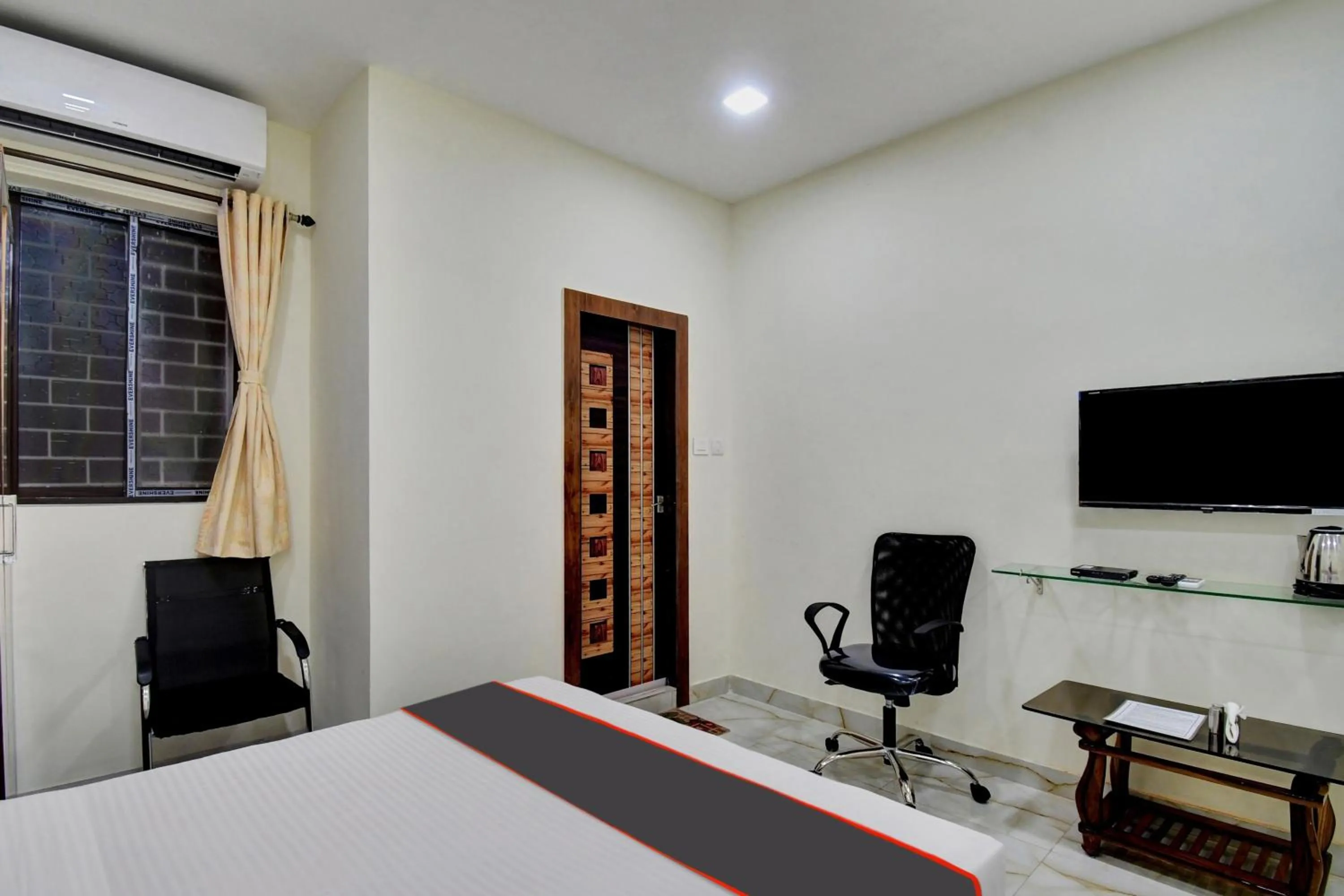 Bedroom in Collection O Dalhousie Square Kolkata Formerly G.N Palace