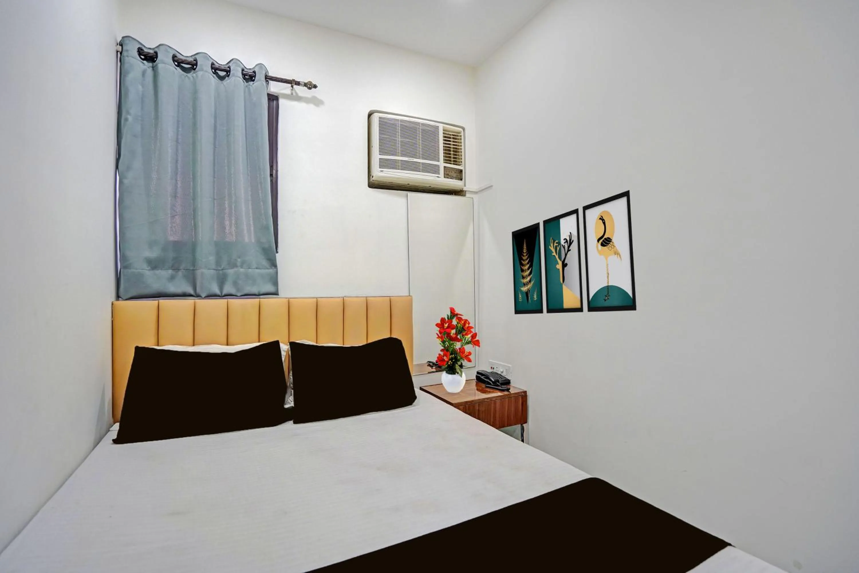 Photo of the whole room, Bed in Super Collection O Dalhousie Square Kolkata Formerly G.N Palace