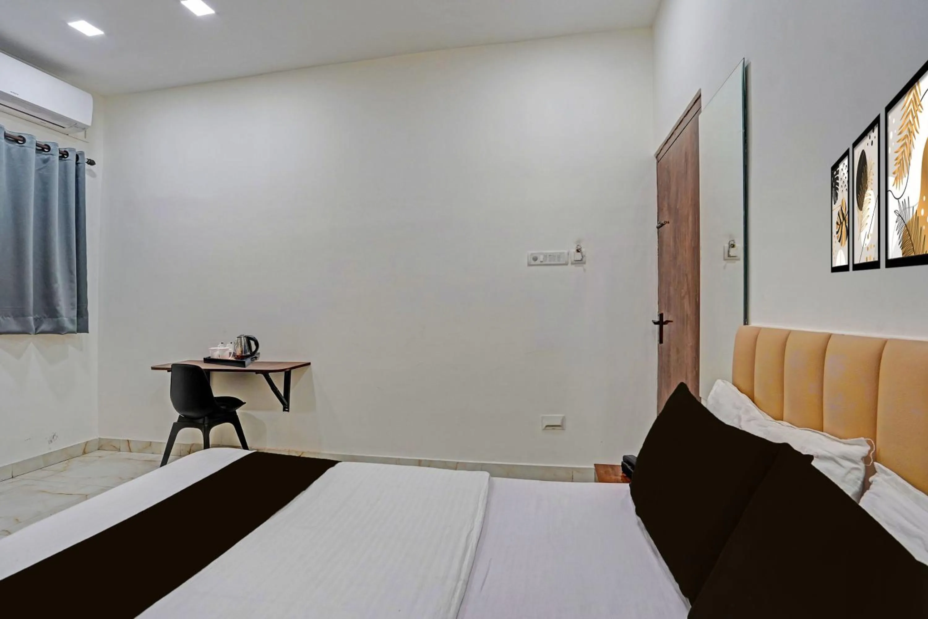 Photo of the whole room, Bed in Super Collection O Dalhousie Square Kolkata Formerly G.N Palace