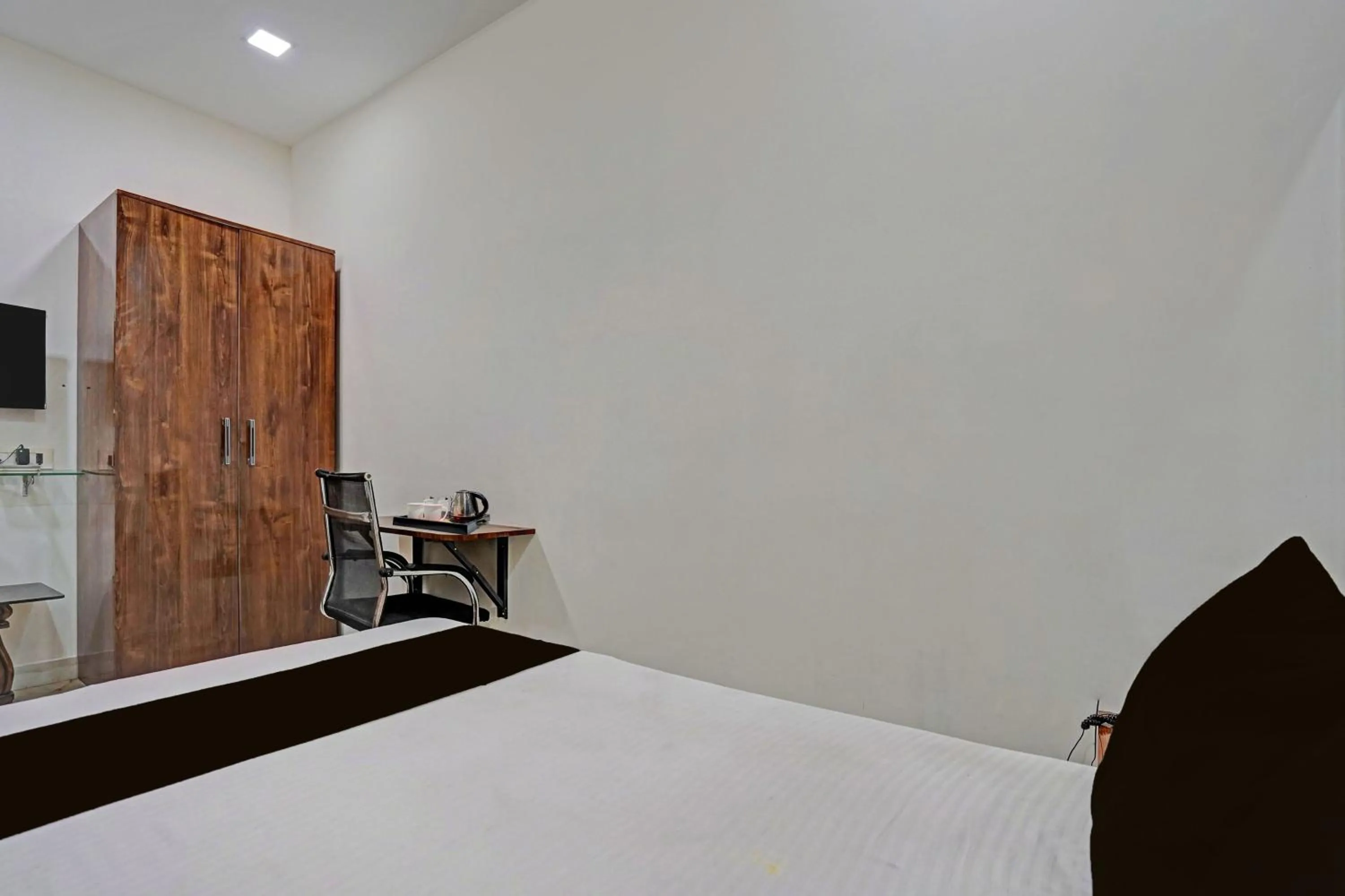 Photo of the whole room, Bed in Super Collection O Dalhousie Square Kolkata Formerly G.N Palace