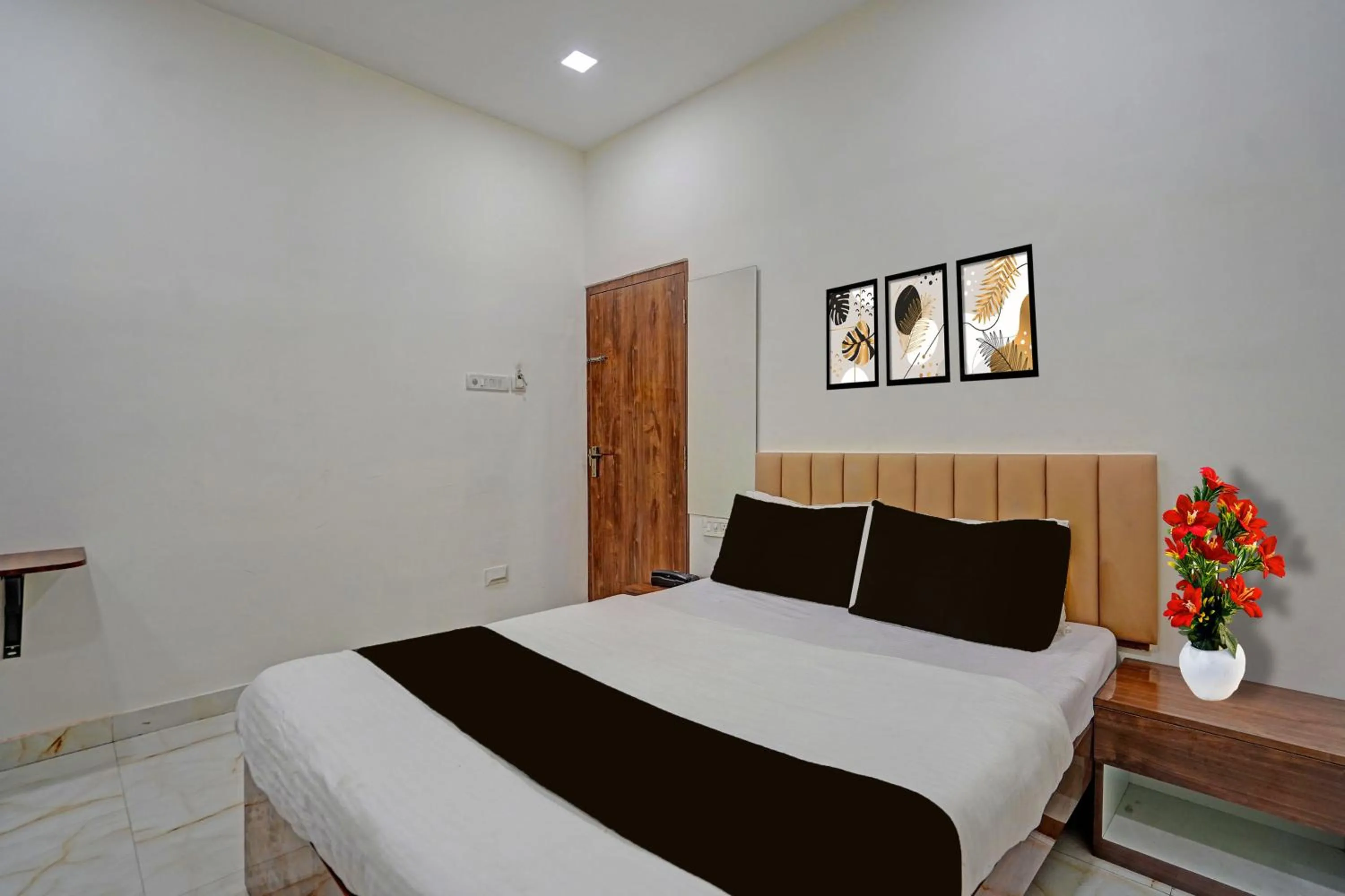 Photo of the whole room, Bed in Super Collection O Dalhousie Square Kolkata Formerly G.N Palace