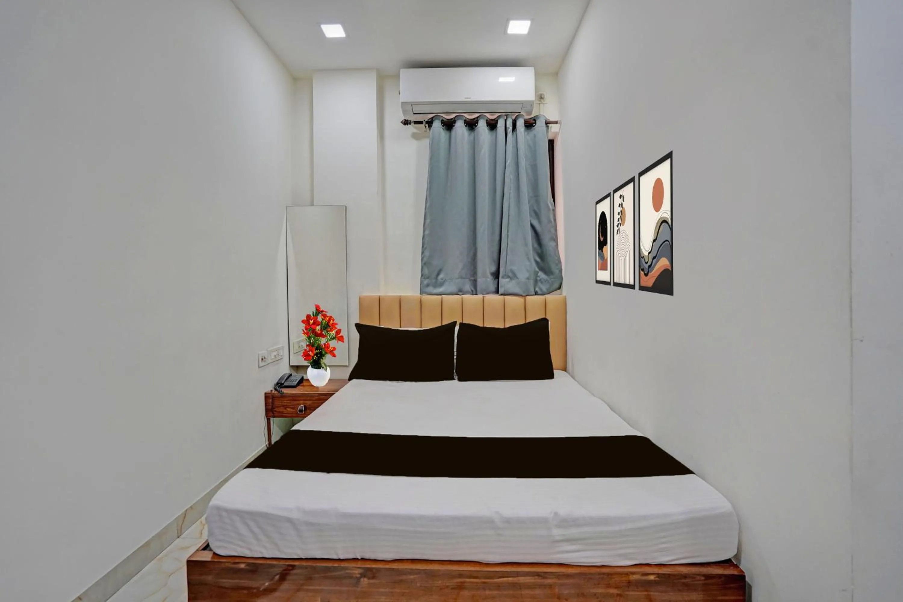 Photo of the whole room, Bed in Super Collection O Dalhousie Square Kolkata Formerly G.N Palace