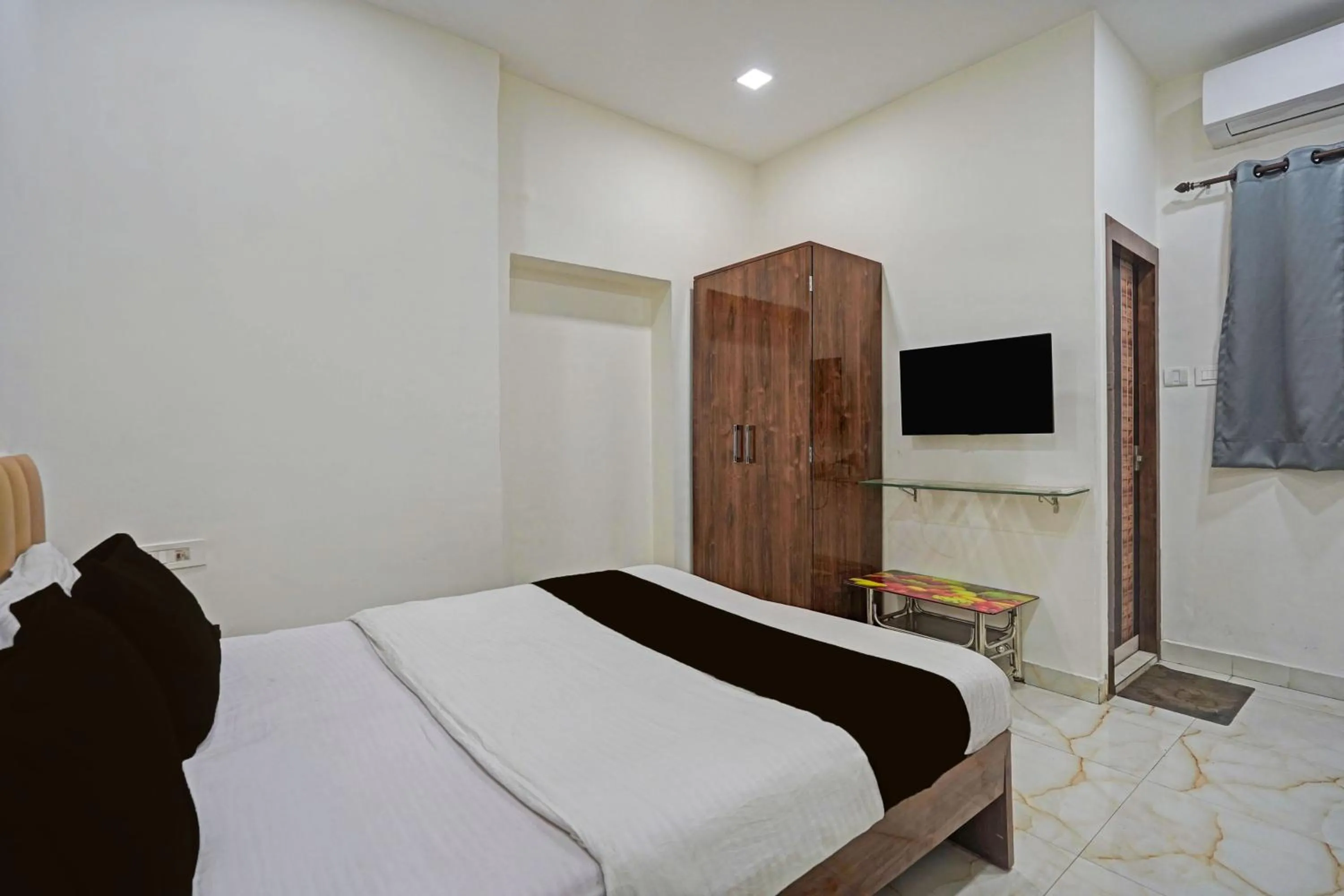 Photo of the whole room, Bed in Super Collection O Dalhousie Square Kolkata Formerly G.N Palace