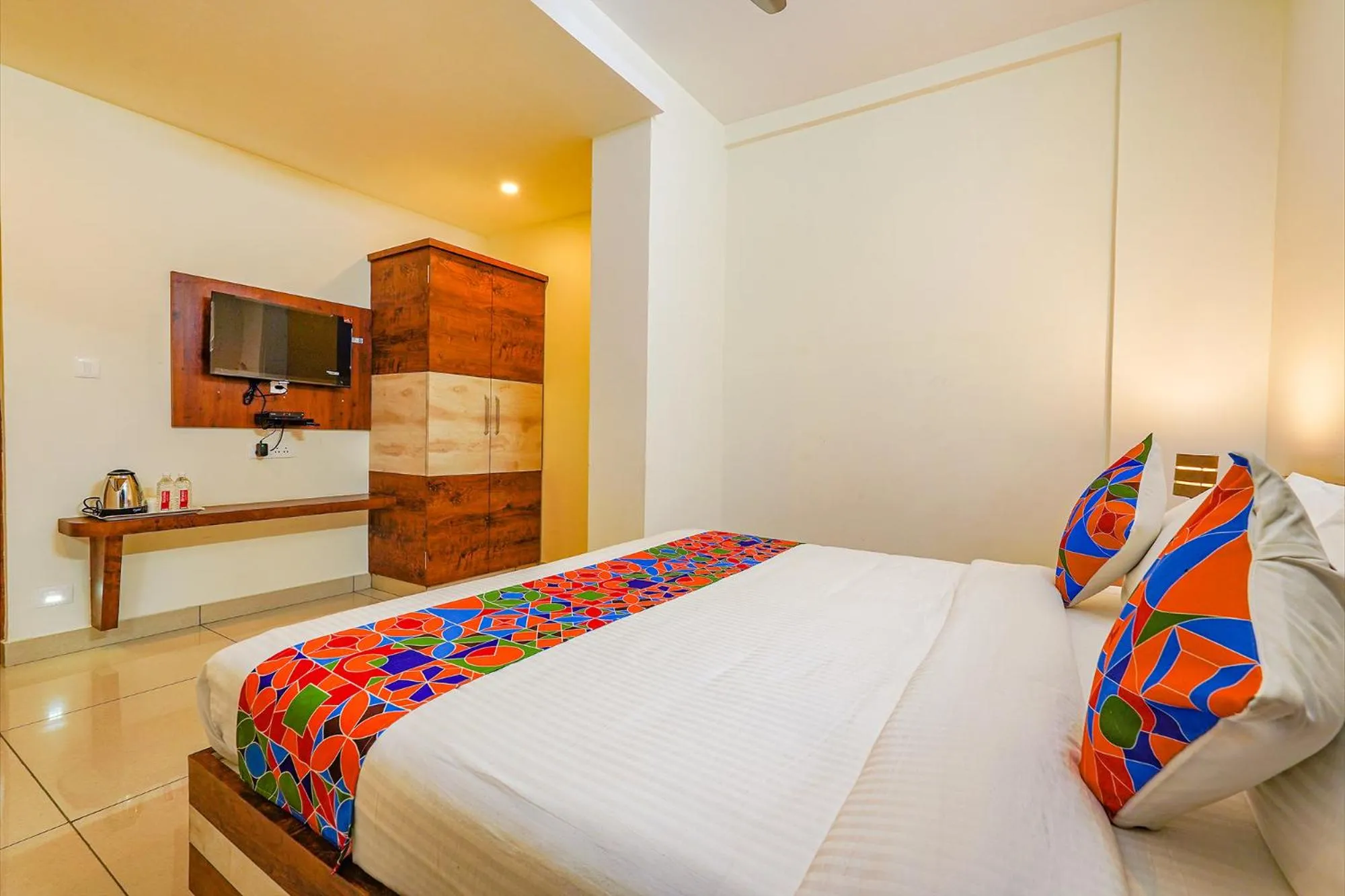 Communal lounge/ TV room, Bed in FabHotel Shakthi Suites - Nr Jayadeva Hospital