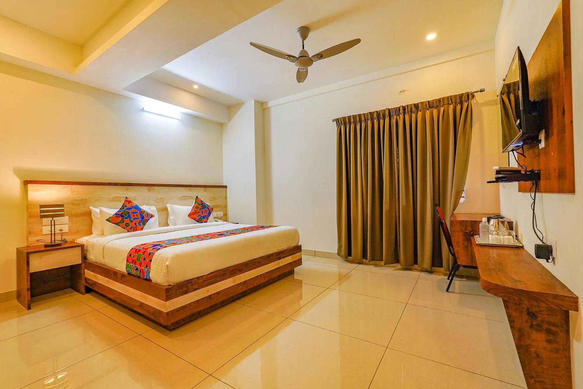 Communal lounge/ TV room, Bed in FabHotel Shakthi Suites - Nr Jayadeva Hospital