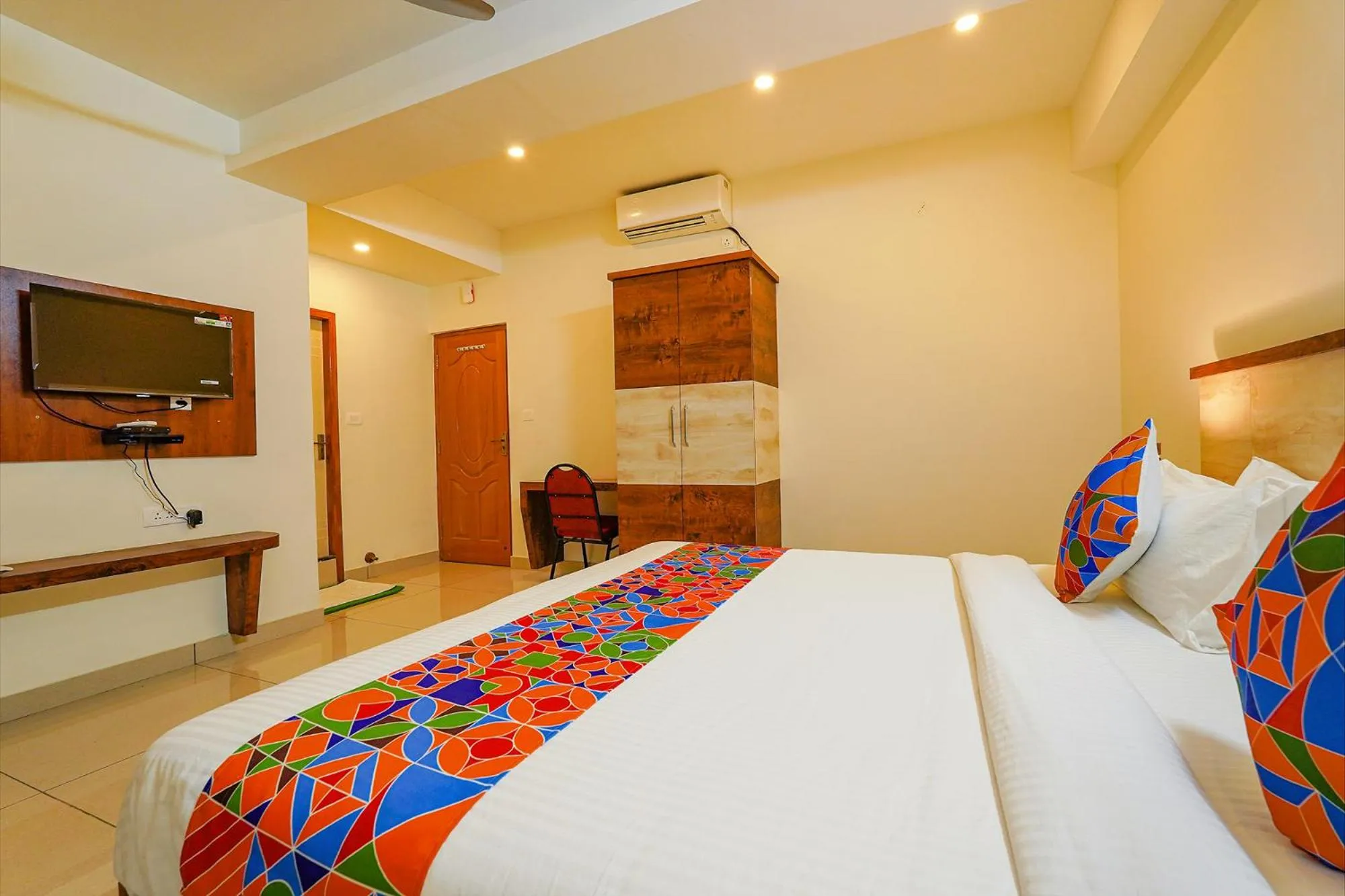 Communal lounge/ TV room, Bed in FabHotel Shakthi Suites - Nr Jayadeva Hospital