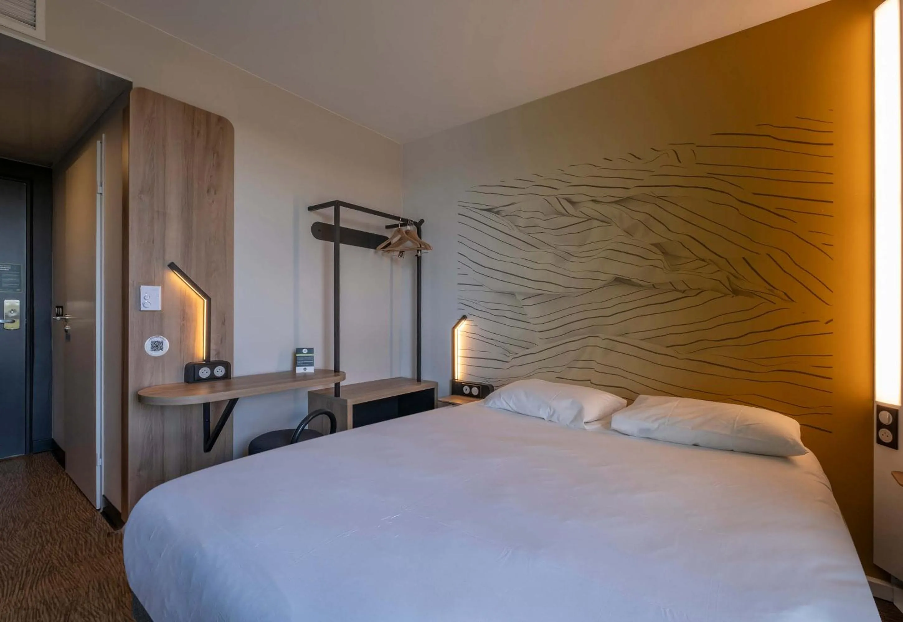 Bedroom, Bed in B&B HOTEL Saintes