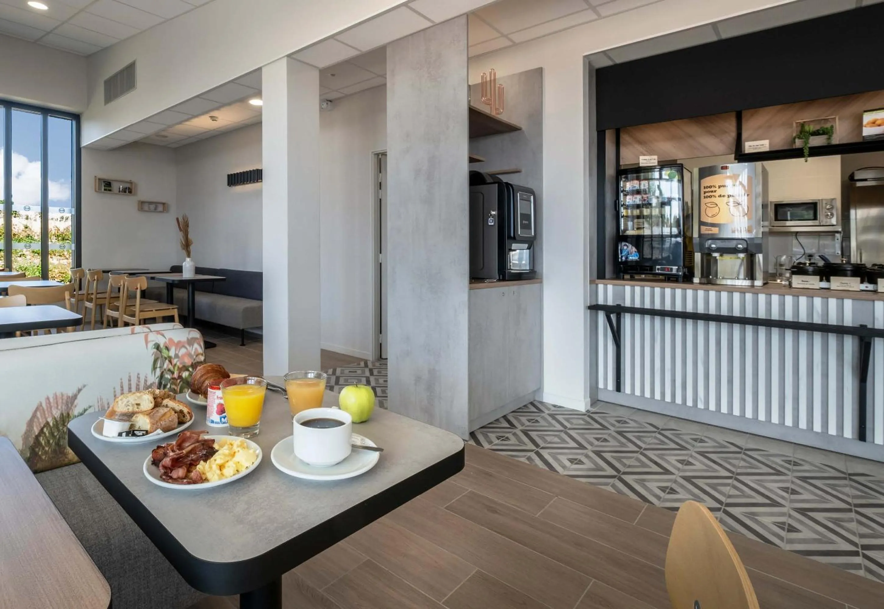 Breakfast in B&B HOTEL Saintes