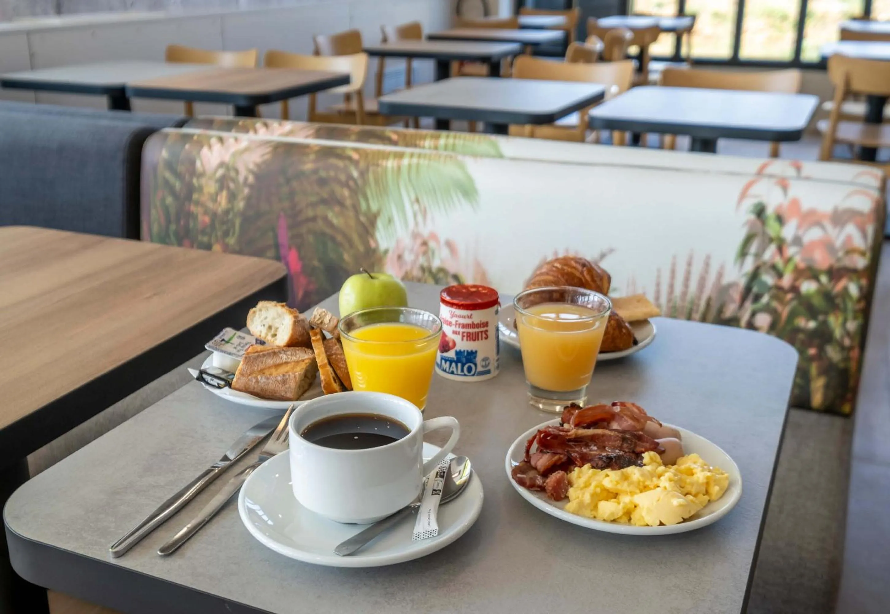 Buffet breakfast in B&B HOTEL Saintes