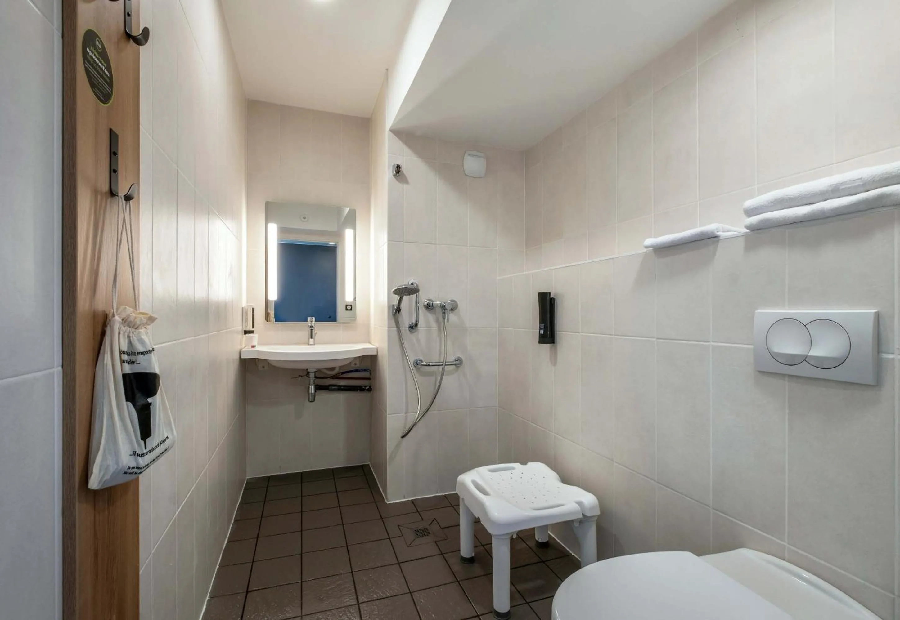 Bathroom in B&B HOTEL Saintes