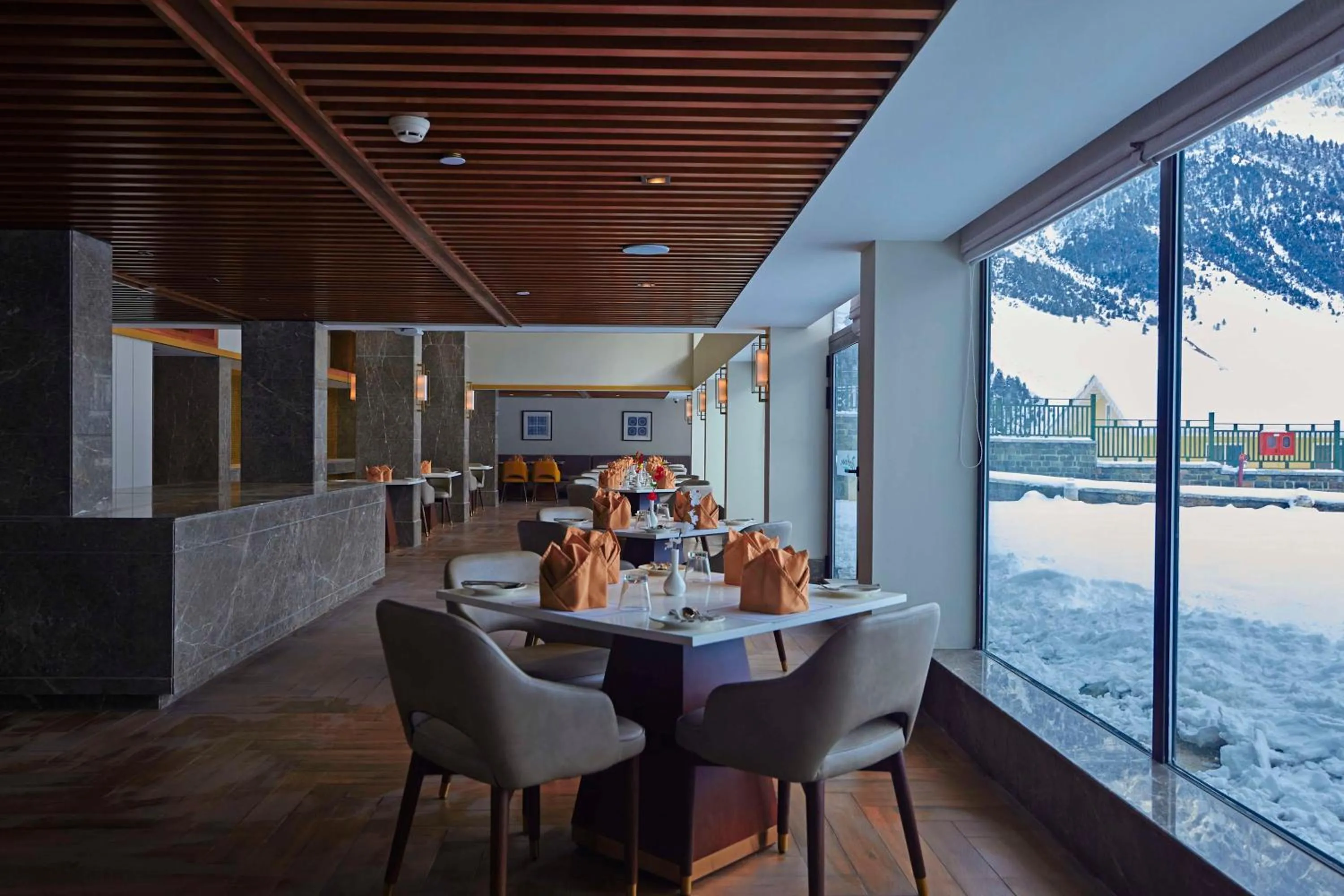 Restaurant/places to eat in Radisson Hotel Sonamarg
