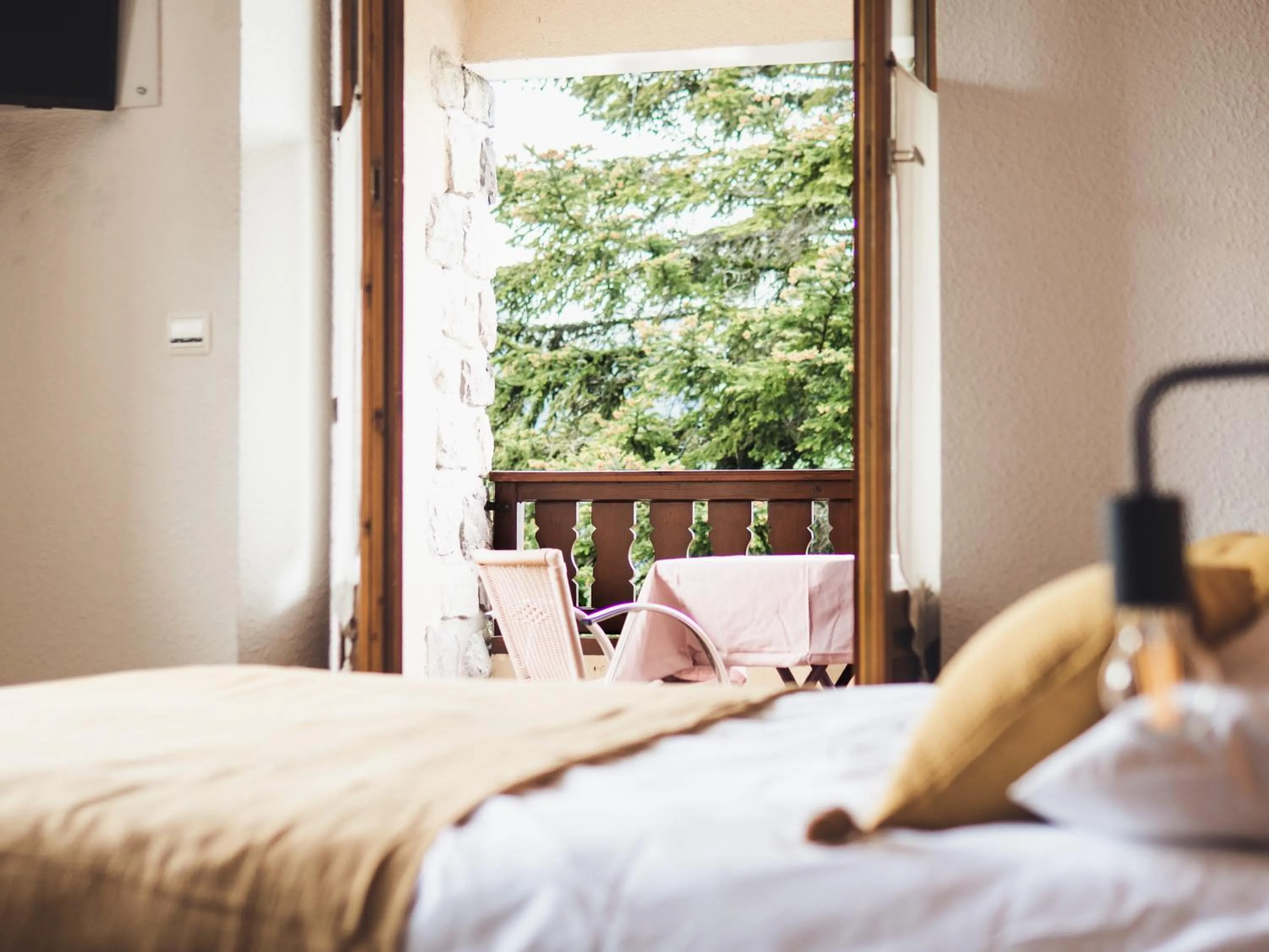 Bedroom, Bed in Auberge Le Valezan