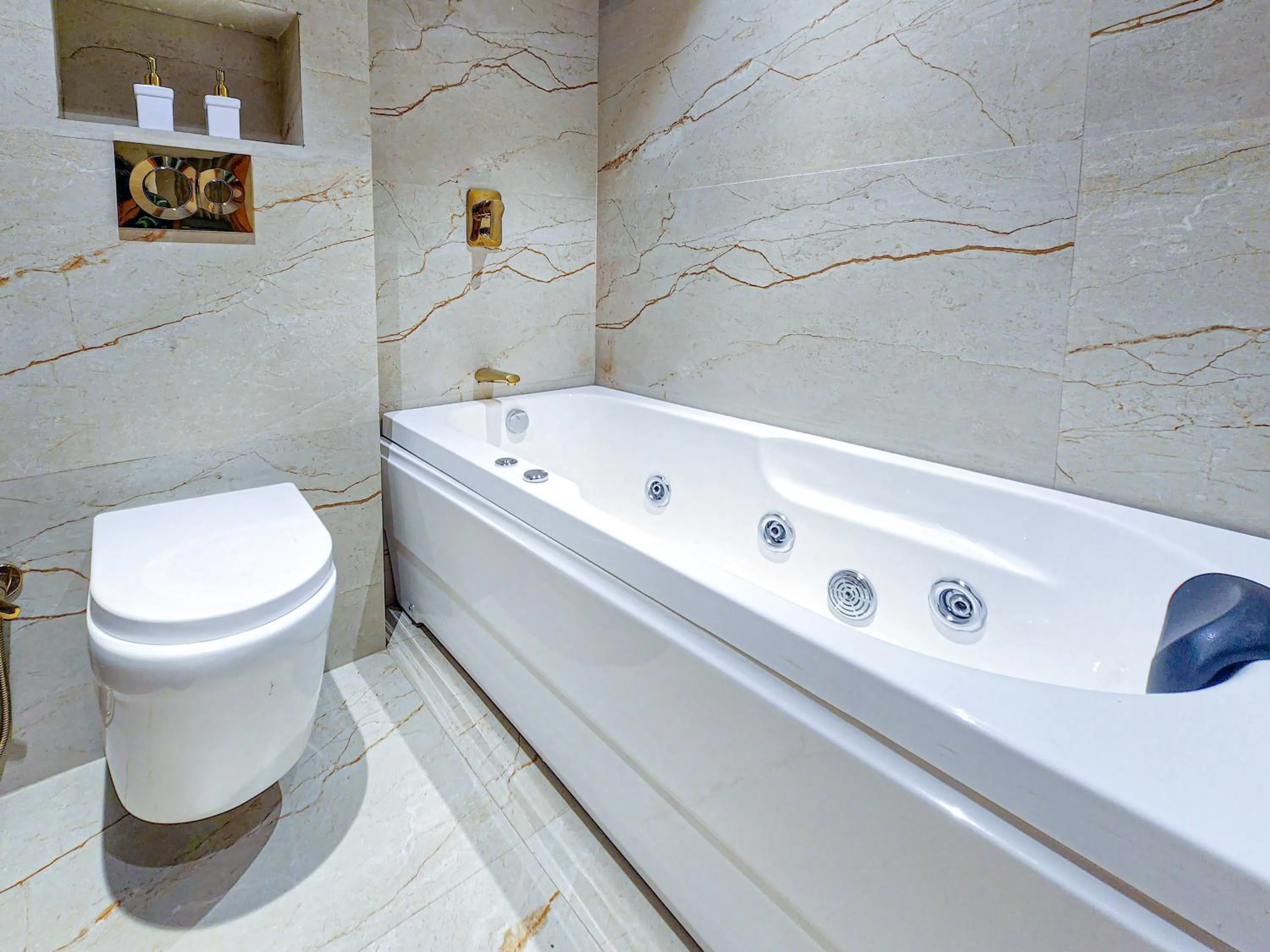 Hot Tub in Hotel Nova Bliss