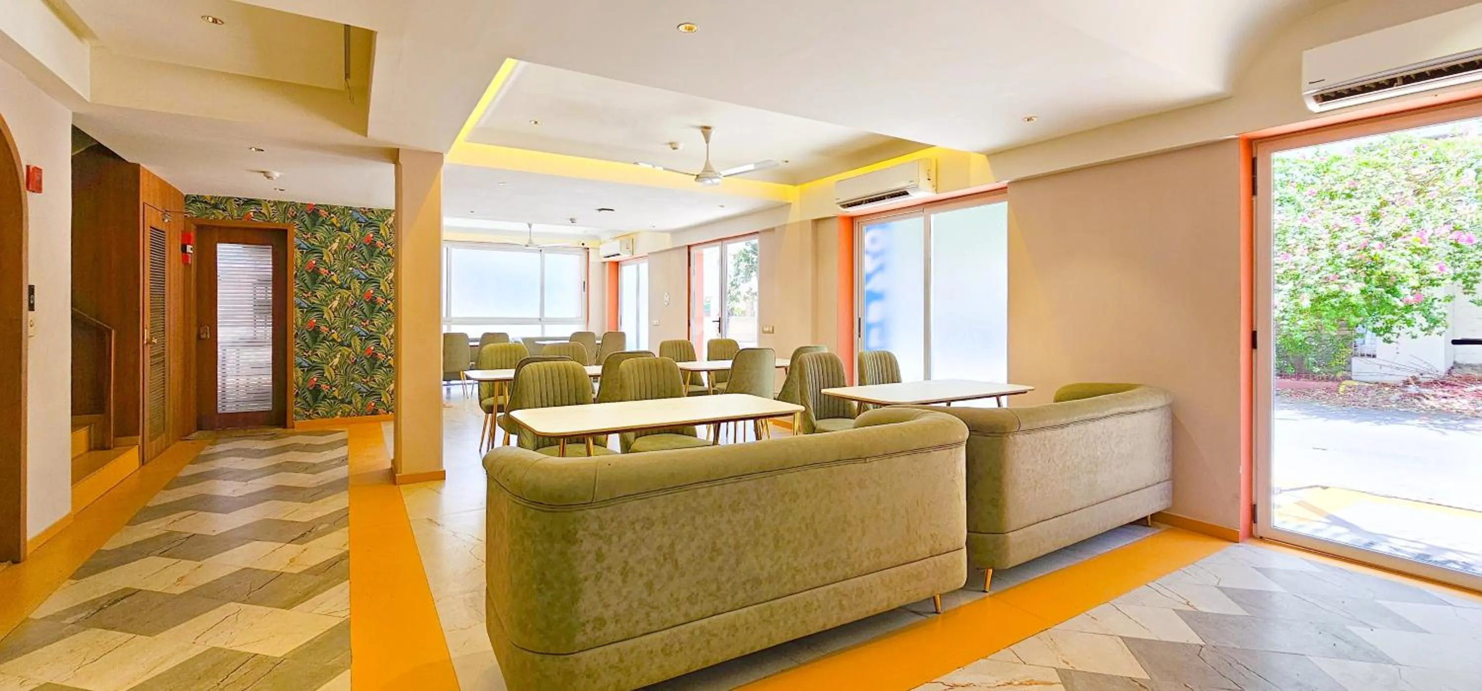 Restaurant/places to eat in Hotel Nova Bliss