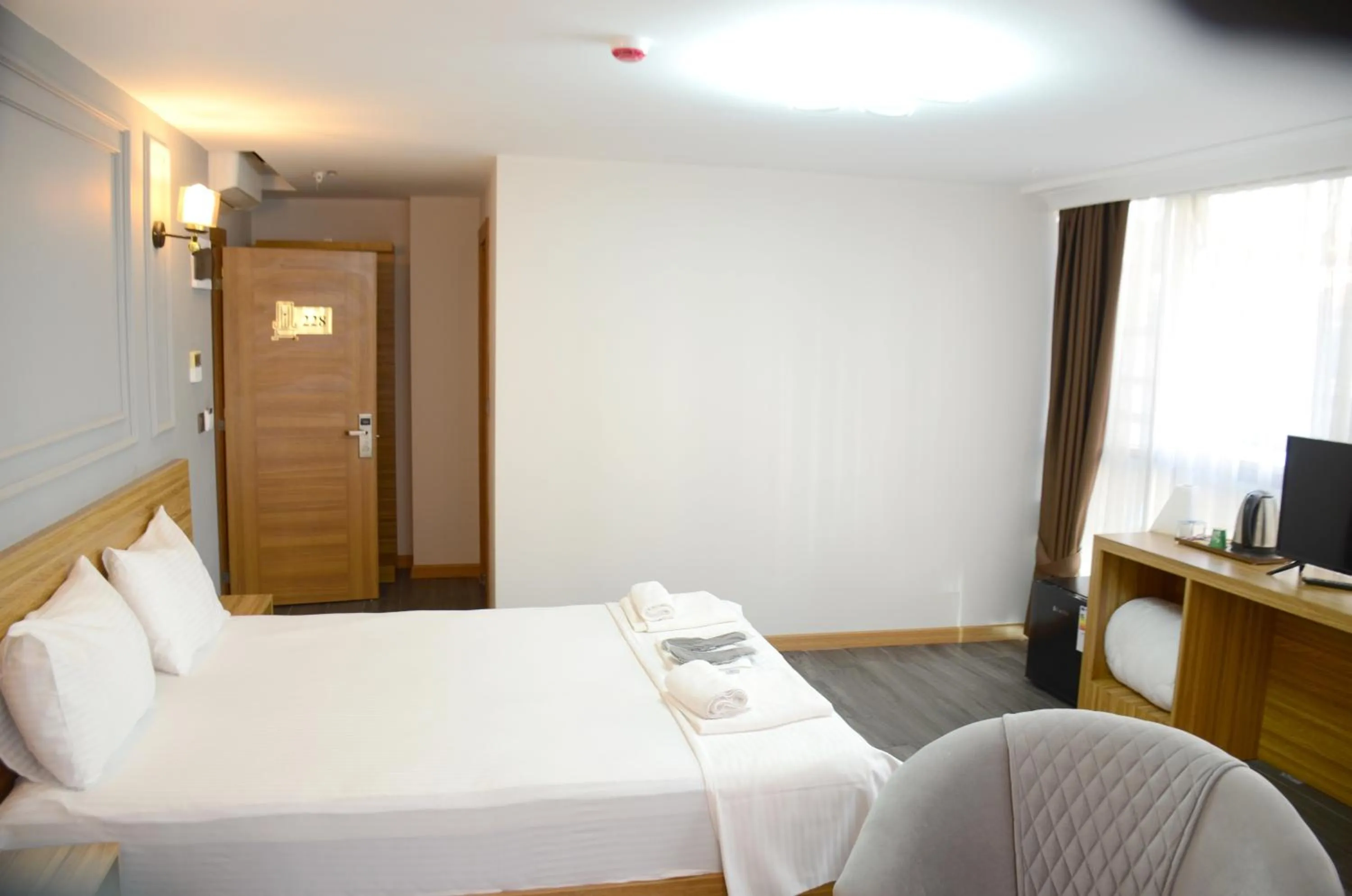 Communal lounge/ TV room, Bed in Waves hotel