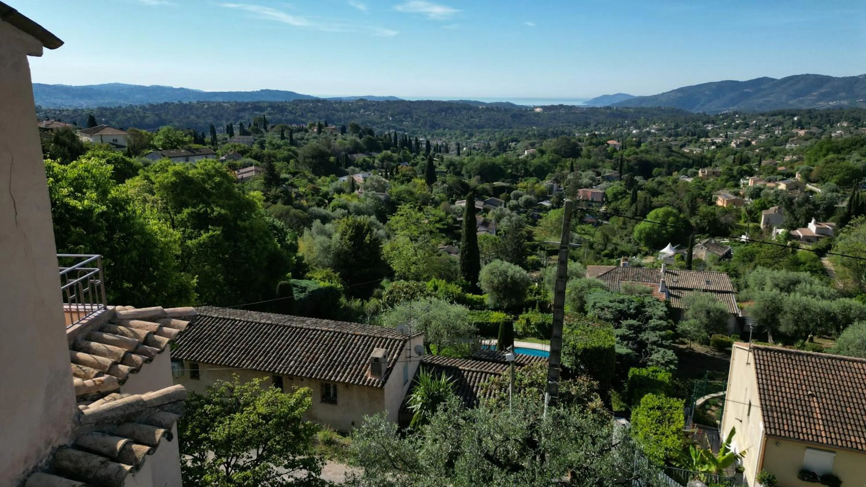 Property building in les petites terrasses
