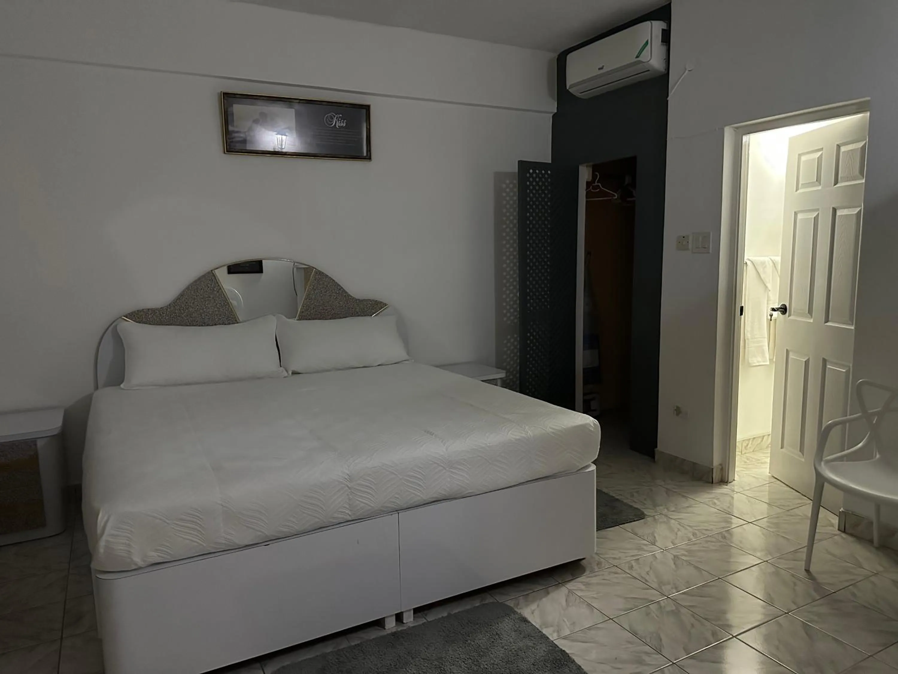 Bedroom, Bed in Sleeps2 - Private Pool - King Bed - AirCon