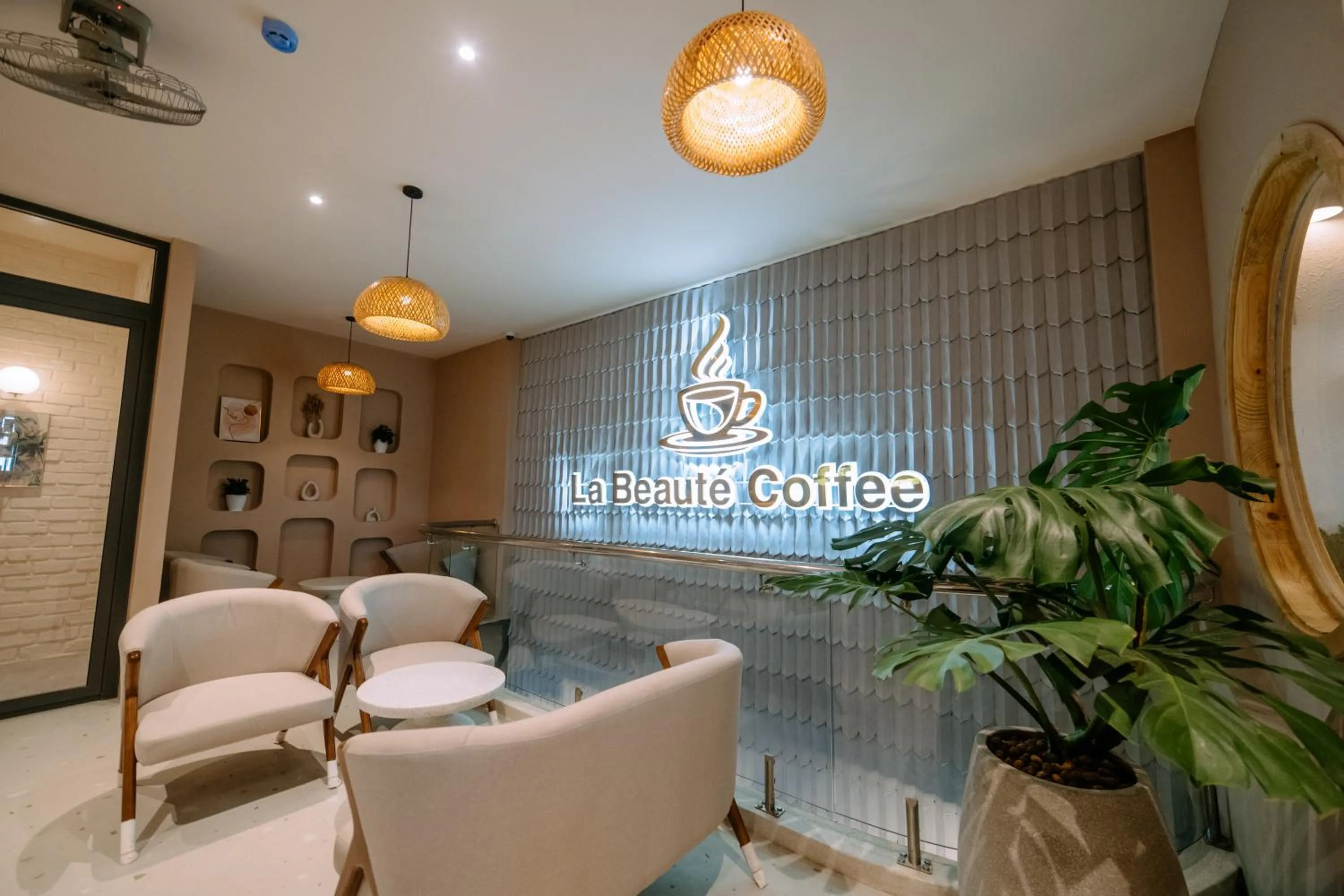 Lounge or bar in La Beaute Hotel - Quy Nhơn