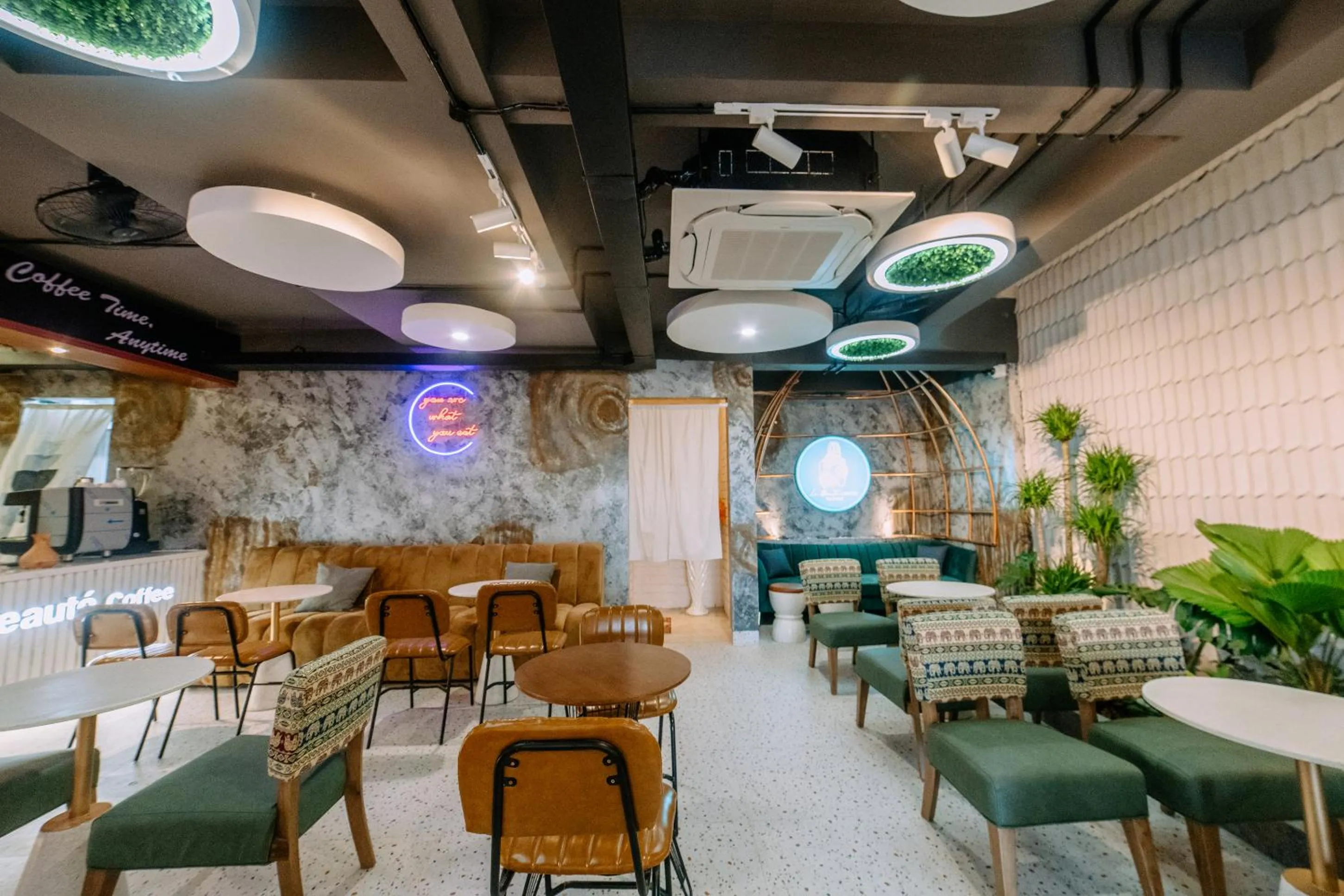 Lounge or bar in La Beaute Hotel - Quy Nhơn