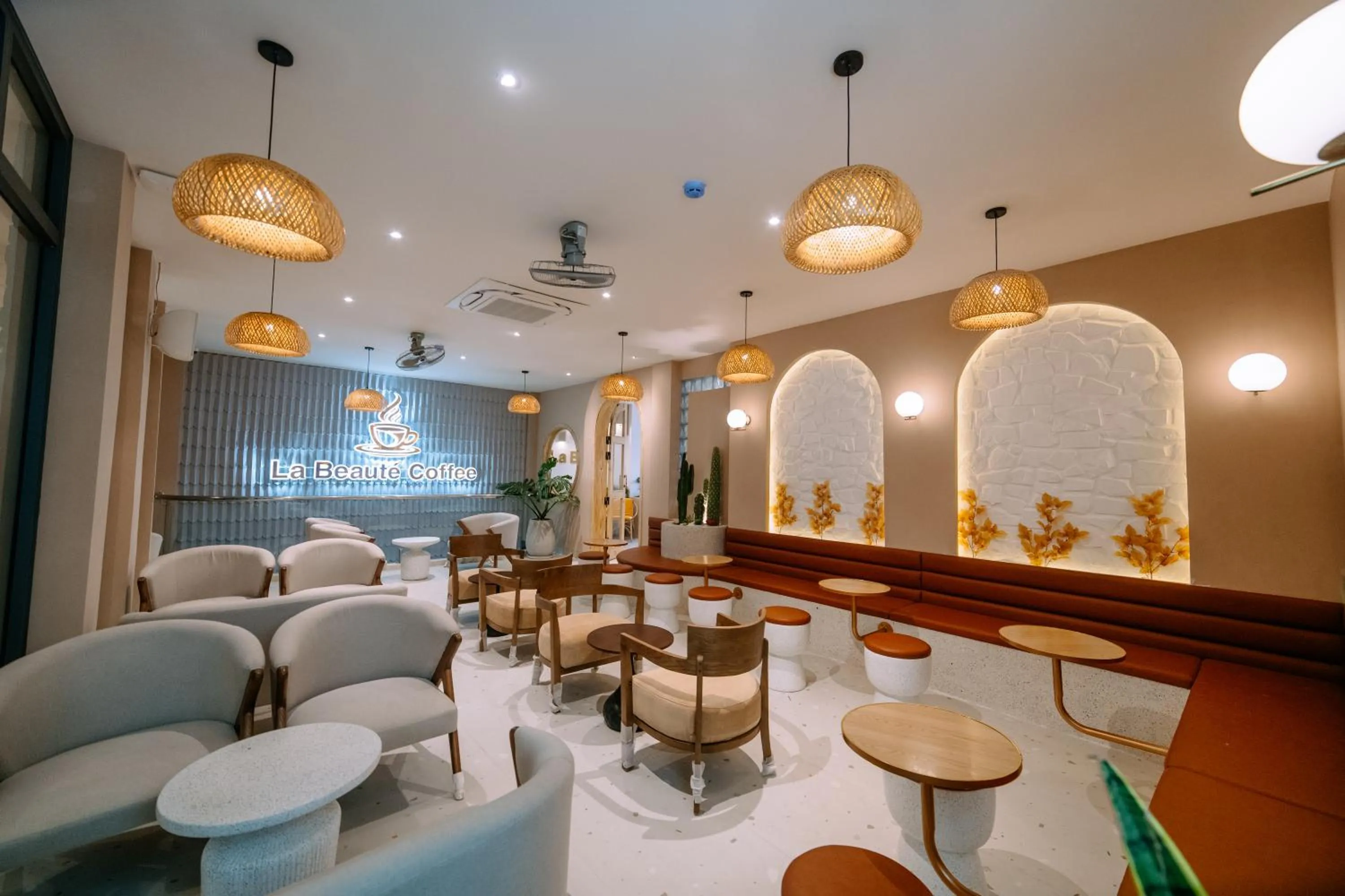 Lounge or bar in La Beaute Hotel - Quy Nhơn