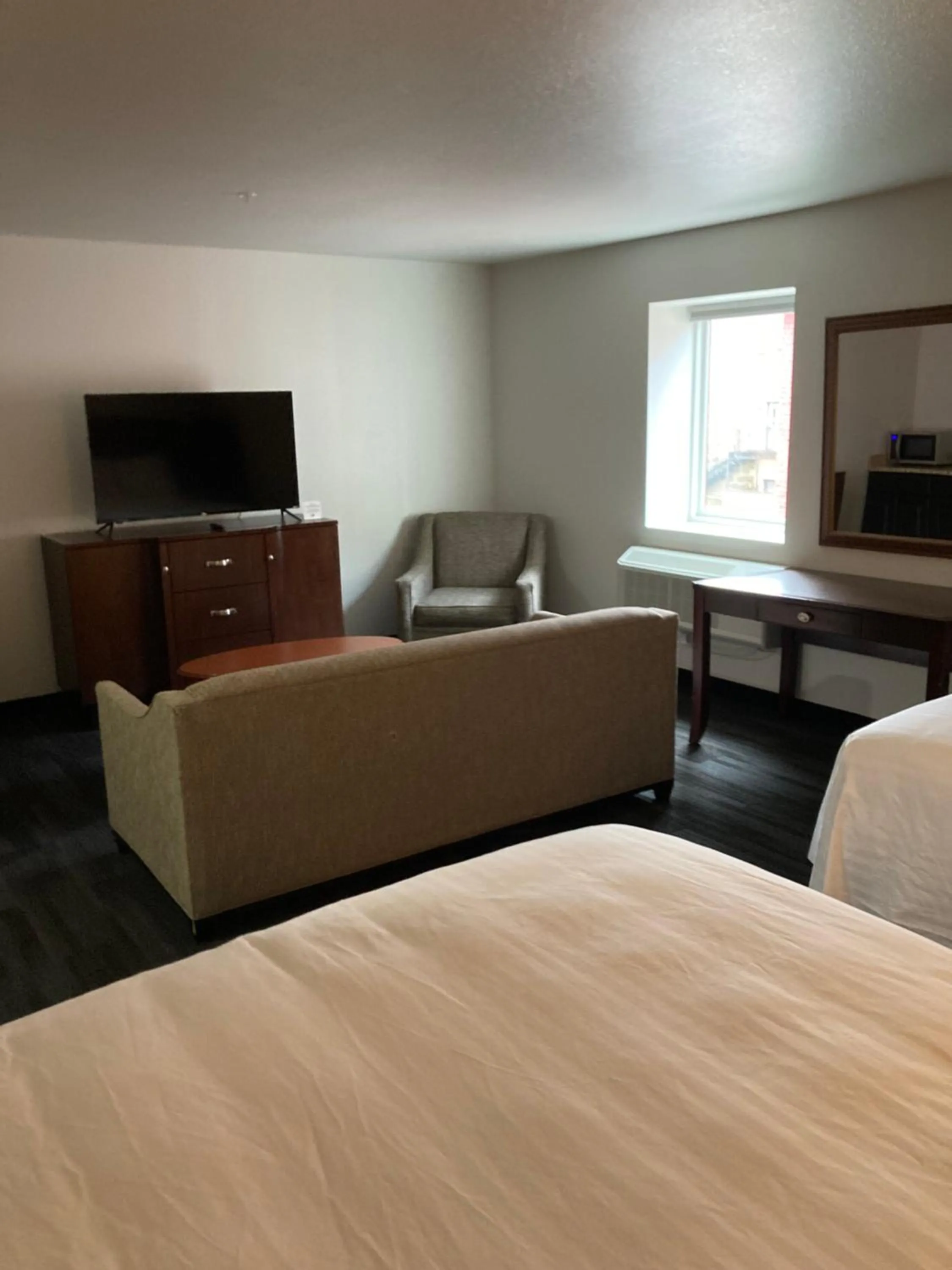 Photo of the whole room, Bed in Elker Inn & Suites