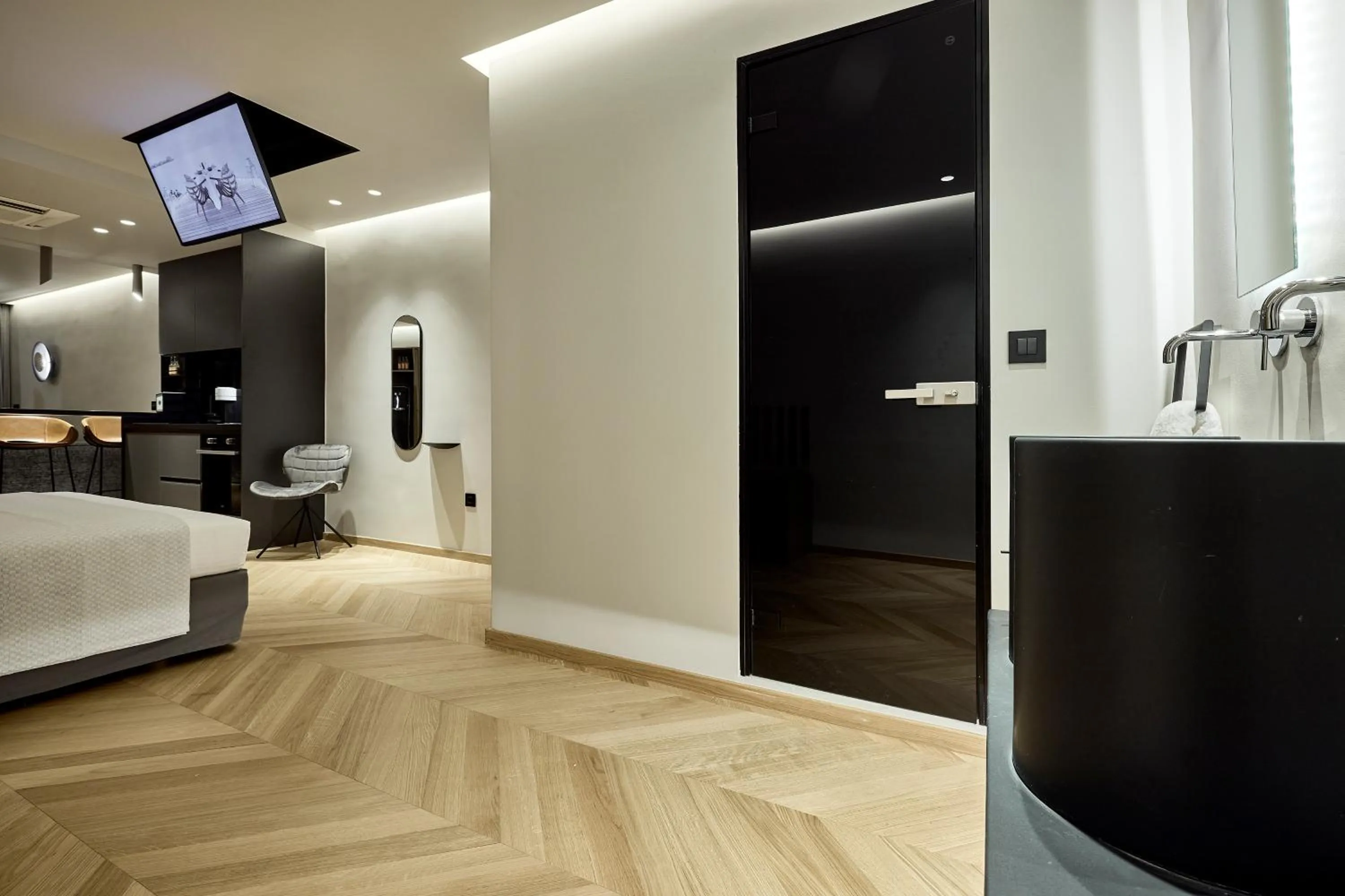 TV and multimedia in Cama Luxury Suites Kavouri