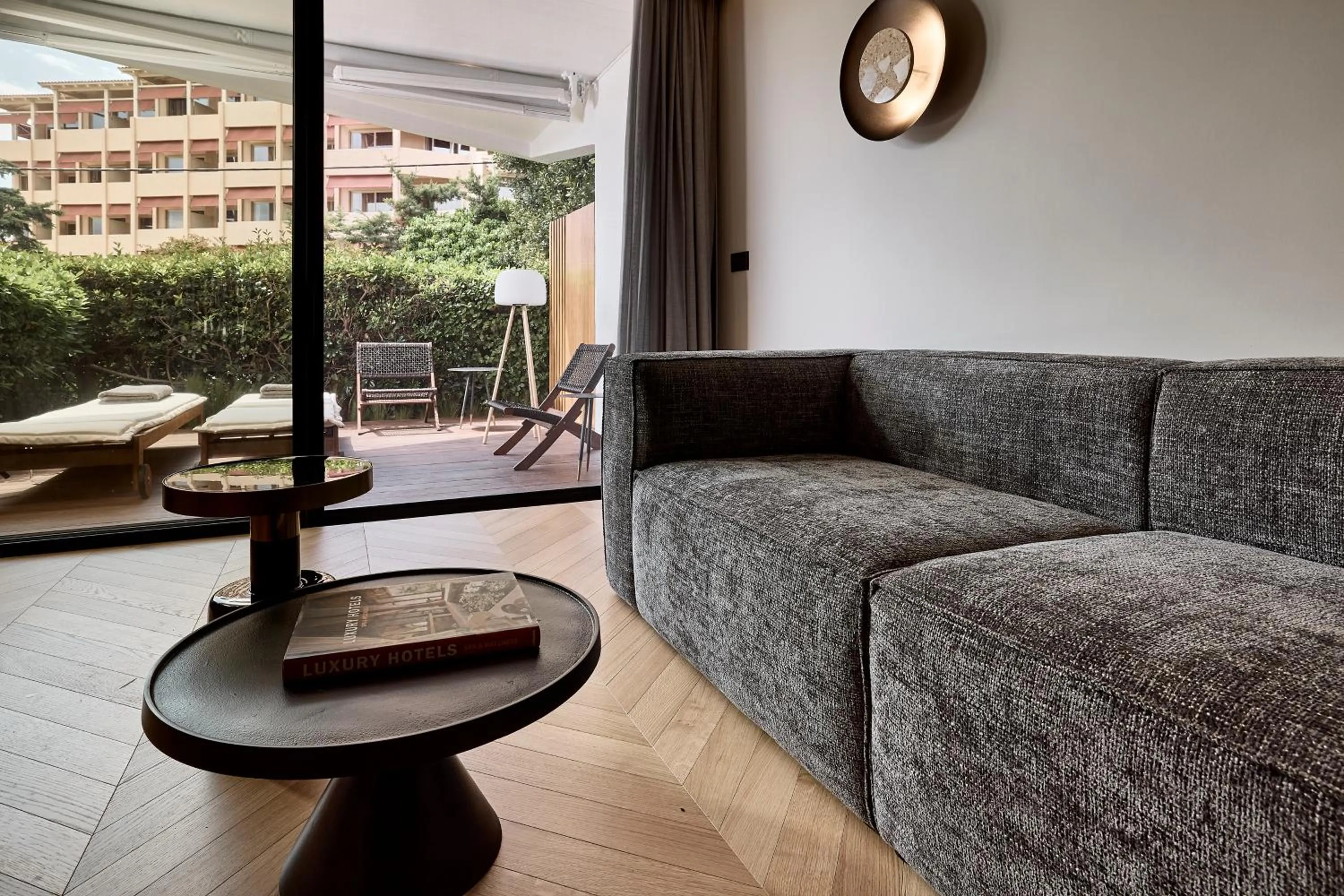 Seating area in Cama Luxury Suites Kavouri