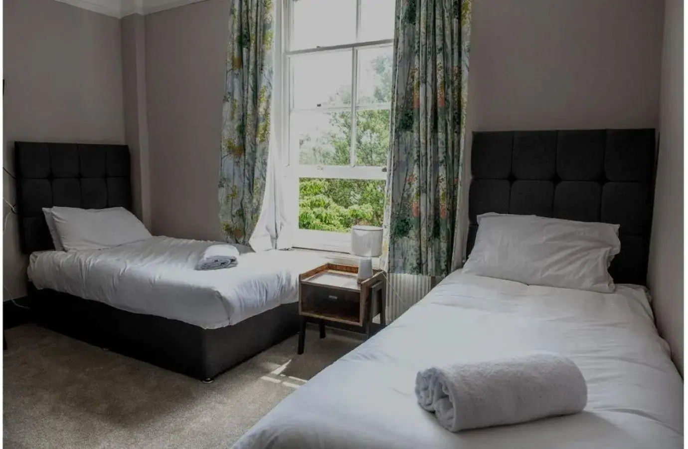 Standard Twin Room in The Royal Oak Standard Twin Room in The Royal Oak